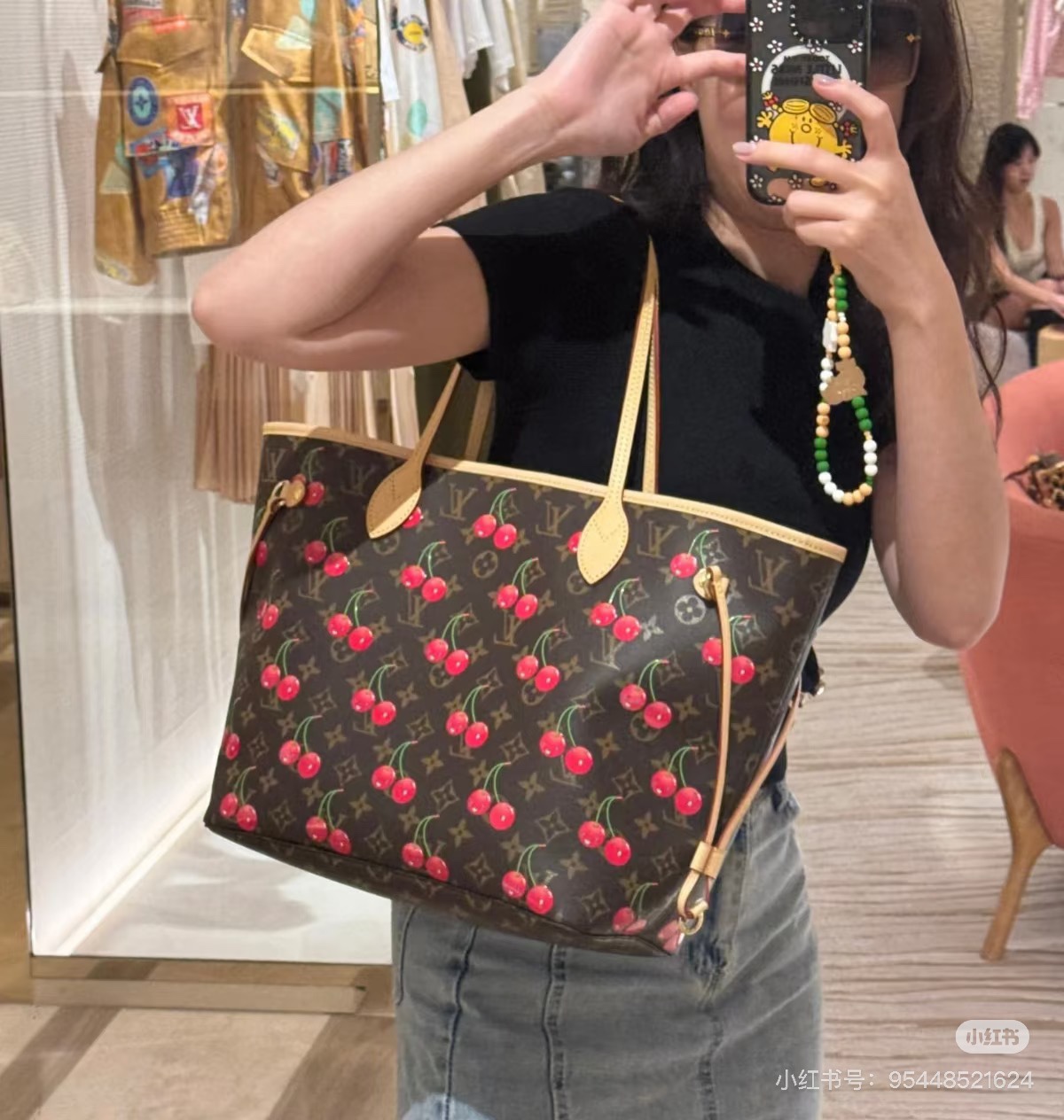 NO:581869,, top original order [printing] 163 transcoding chip, M13263 cherry shopping bag, this Neverfull medium handbag reinterprets the cheerful elements of the Louis Vuitton x Murakami series with smart brushstrokes, making the sweet cherry pattern inhabit the Monogram coated canvas, and the eye-catching striped lining together express the artist's signature color aesthetic. The cowhide leather trim completes the classic style. 28 x 14 x 31 cm (H x W x  length), LV [top original order], louis vuitton, louis vuitton, cowhide19860909,顶级原单【对版贴印】163变码芯片,M13263 樱桃购物袋,本款 Neverfull 中号手袋以灵动笔触重绎路易威登 x 村上隆系列的欢快元素,令甜美樱桃图案栖身于 Monogram 涂层帆布,与醒目条纹内衬共同道出艺术家标志性的色彩美学.牛皮革饰边完善经典格调. 28 x 14 x 31 厘米 (高 x 宽 x 长度),LV【顶级原单】,louis vuitton,louis vuitton,cowhide,Bag