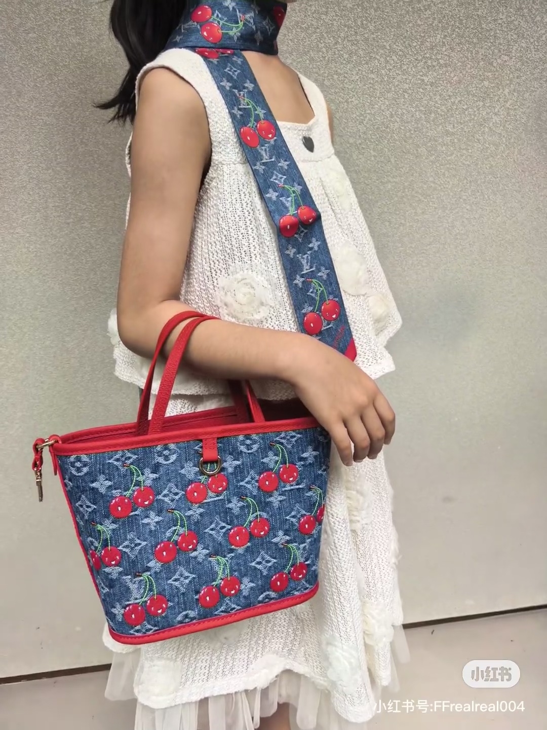NO:395277,[Top original, paired embroidery] 163 code chip, model M14997 This Neverfull Inside Out BB handbag comes from Louis Vuitton × Takashi Murakami cross-border cooperation series, outlines bright cowhide for Monogram denim cloth body, and provides a lively style to express the bright style with the brushstrokes. The cherry embroidery greets the distinctive style of Japanese artists, and the removable denim zipper bag is perfectly designed. Size 26.5 × 16.5 × 11 cm, LV [Top original], louis vuitton, louis vuitton, cowhide19860909【顶级原单,对版刺绣】163变码芯片,型号M14997 本款Neverfull Inside Out BB手袋出自路易威登×村上隆跨界合作系列,为Monogram丹宁布包身勾勒明丽牛皮革饰边,以嘱目笔触释灵动格调.丽樱桃刺绣致意日本艺术家的鲜明风格,可拆卸丹宁拉链袋完善设计.尺寸26.5 × 16.5 × 11 cm,LV【顶级原单】,louis vuitton,louis vuitton,cowhide,Bag