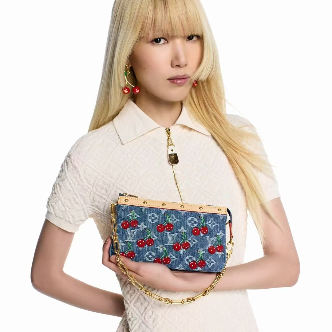 NO:395275,M13994 Cherry Top Original Single, Variable Chip, Pochette Accessoires Handbags are made of coated canvas, and use colorful Monogram patterns to interpret the agile style of Louis Vuitton x Murakami Takashi's cross-border collaboration series. Cowhide leather trim and dazzling metal parts are exquisite in detail, and the removable shoulder straps and chains are flexible to carry. 13 x 4 x 22 cm (height x width x length), LV [top Original Single], louis vuitton, louis vuitton, cowhide19860909M13994樱桃顶级原单,变码芯片, Pochette Accessoires 手袋取材涂层帆布,以缤纷 Monogram 图案演绎路易威登 x 村上隆跨界合作系列的灵动格调.牛皮革饰边和耀目金属件点睛考究细节,可拆卸肩带和链条实现灵活背携.13 x 4 x 22厘米(高 x 宽 x 长度),LV【顶级原单】,louis vuitton,louis vuitton,cowhide,Bag