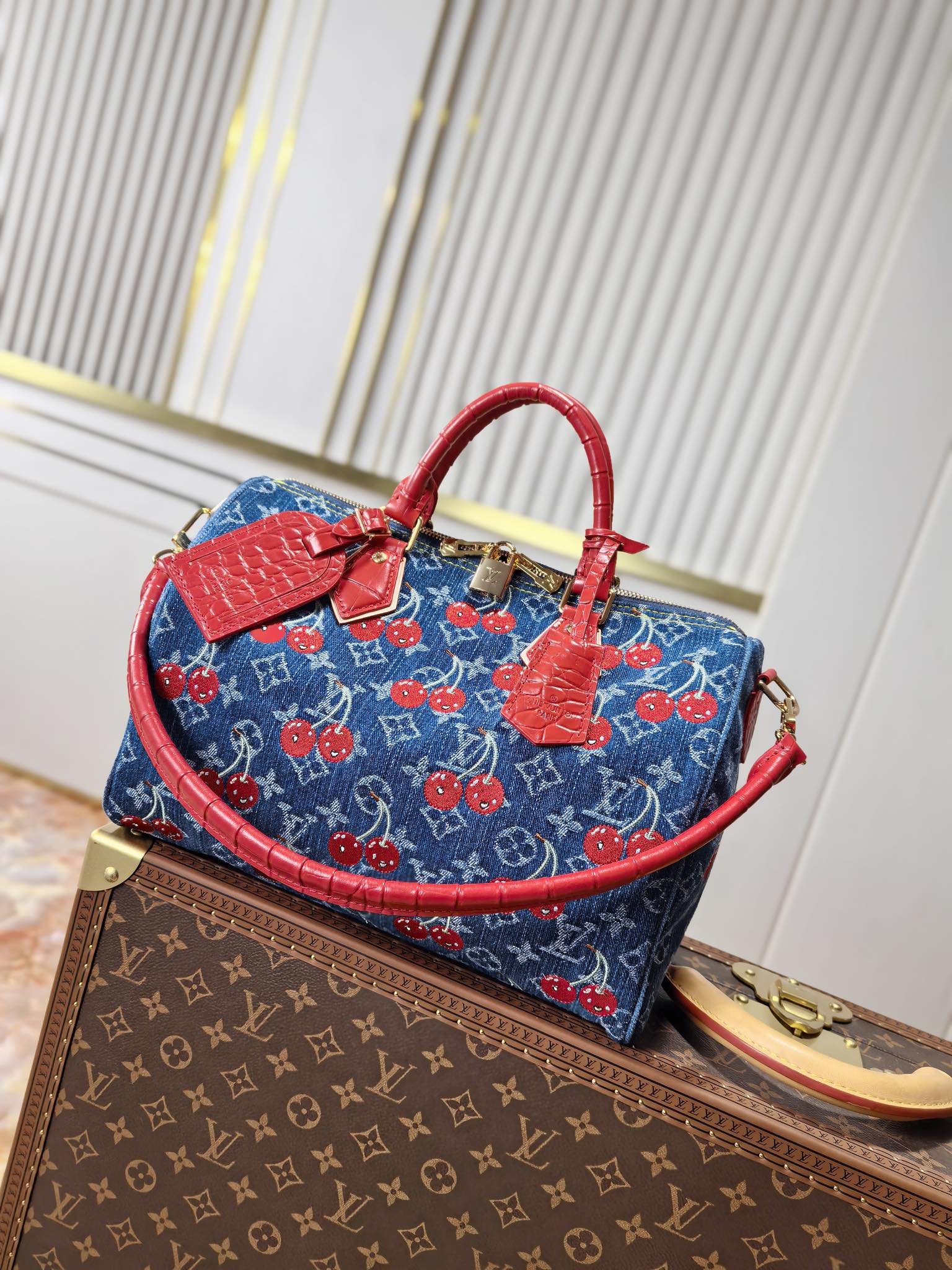 NO:395279,Pair embroidery, model M87627 Top original list Dynamic 163 This model is from the Louis Vuitton x Murakami Takashi series, incorporates personalized cherry embroidery for Monogram denim, interpreting the colorful and interesting writing of Japanese artists with interesting brushstrokes. 211730cm, LV [top original list], louis vuitton, louis vuitton19860909对版刺绣,型号M87627 顶级原单 动态163 本款出自路易威登 x 村上隆系列,为Monogram 丹宁布融入个性樱桃刺绣,以妙趣笔触演绎日本艺术家笔下的斑斓意趣.211730cm,LV【顶级原单】,louis vuitton,louis vuitton,Bag