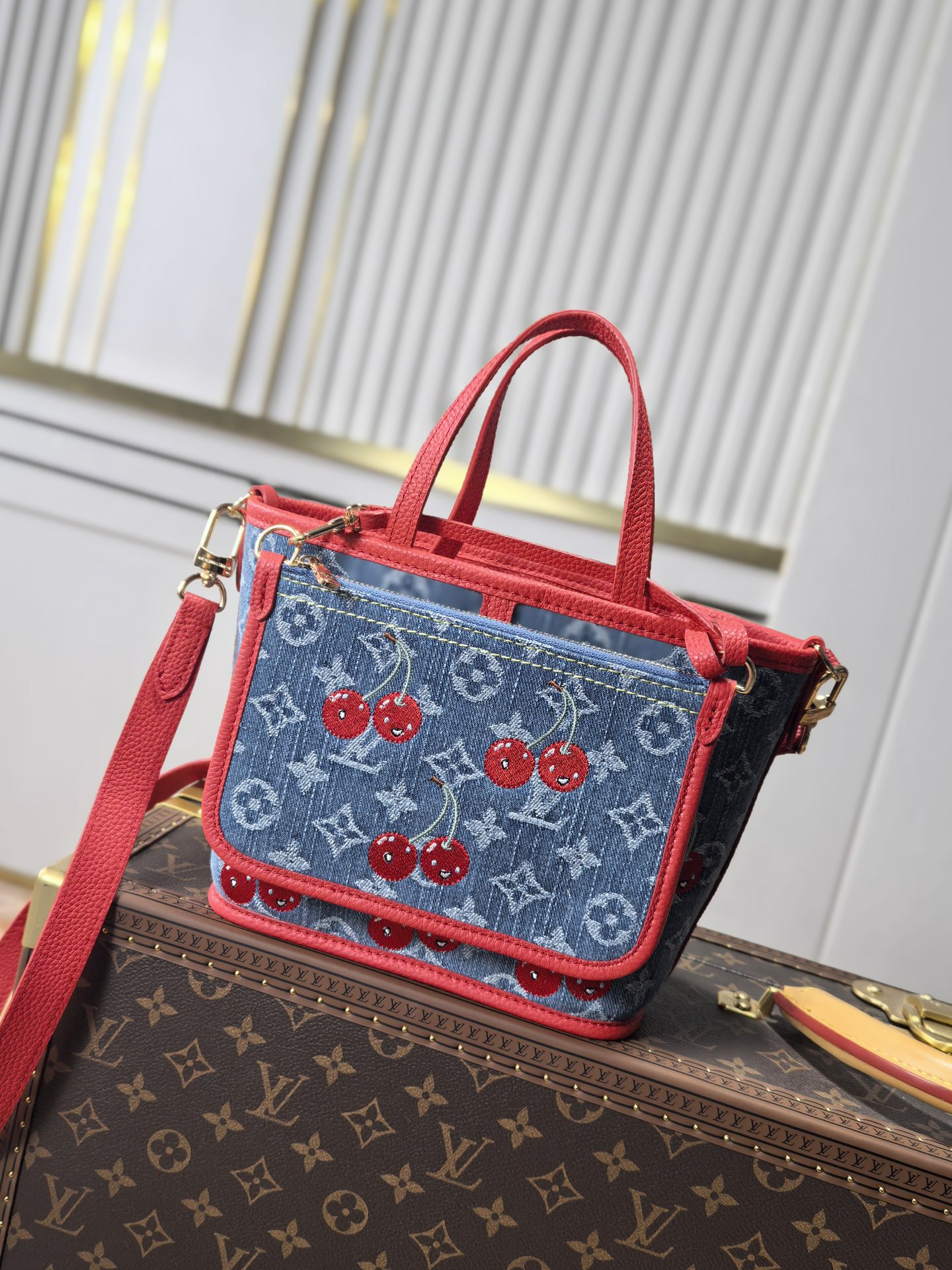 NO:582549,[Top original order, matching embroidery] 163 transcoding chip, model M14997 This Neverfull Inside Out BB handbag is from the cross-border collaboration series of Louis Vuitton × Takashi Murakami. The Monogram denim bag is trimmed with bright cow leather, and the vivid style is expressed with eye-catching strokes. The cherry embroidery pays tribute to the distinctive style of Japanese artists, and the detachable denim zipper bag completes the design. Size 26.5 × 16.5 × 11  cm, LV [top original order], louis vuitton, louis vuitton, cowhide19860909【顶级原单,对版刺绣】163变码芯片,型号M14997 本款Neverfull Inside Out BB手袋出自路易威登×村上隆跨界合作系列,为Monogram丹宁布包身勾勒明丽牛皮革饰边,以嘱目笔触释灵动格调.丽樱桃刺绣致意日本艺术家的鲜明风格,可拆卸丹宁拉链袋完善设计.尺寸26.5 × 16.5 × 11 cm,LV【顶级原单】,louis vuitton,louis vuitton,cowhide,Bag