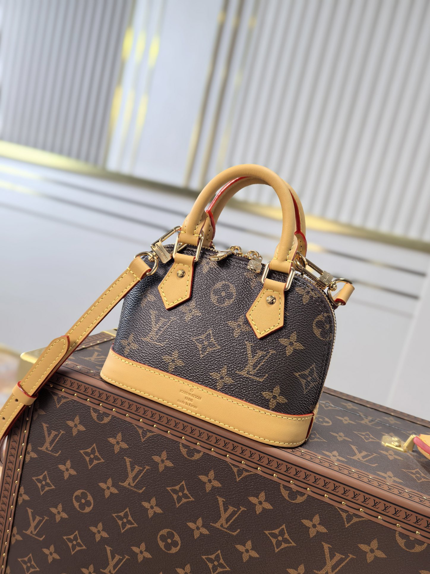 NO:389953,, Top original single, dynamic chip, model M82717mini shell bag, this handbag condensed The classic configuration of the handbag is the brand's iconic canvas outline leather trim. Double zippers open up plenty of space, leather handles and removable and adjustable shoulder straps achieve multiple carrying methods. Size. . . cm (length, height, width), LV [top original single], louis vuitton19860909,顶级原单,动态芯片,型号 M82717mini贝壳包,本款  手袋浓缩 手袋的经典构型,为品牌标志性 帆布勾勒皮革饰边.双拉链开启充裕空间,皮革手柄和可拆卸并调节的肩带实现多种背携方式. 尺寸. . . 厘米 (长 高 宽),LV【顶级原单】,louis vuitton,Bag