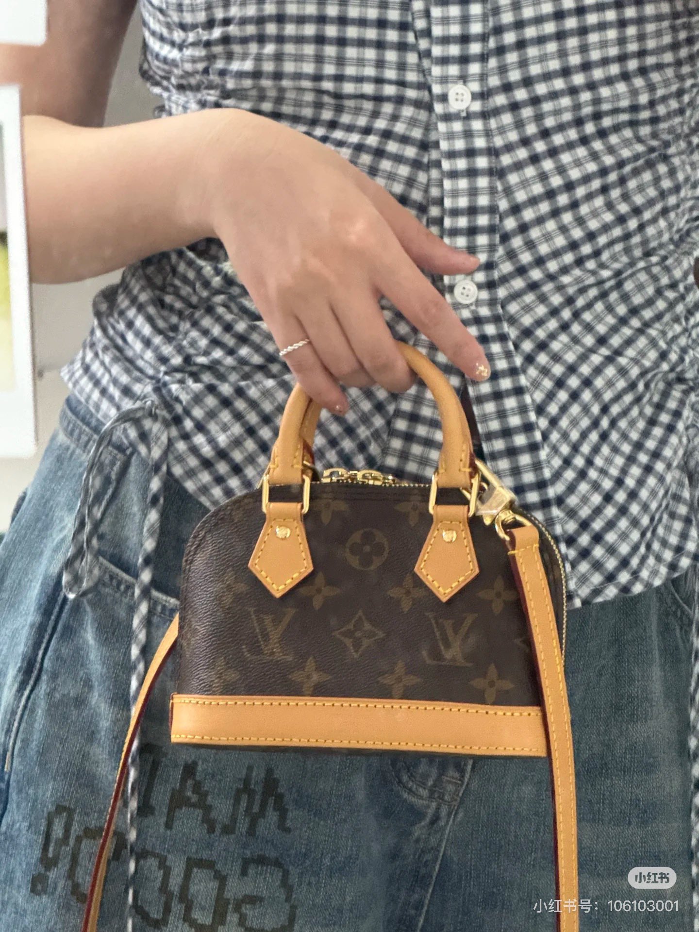 NO:389960,Top original single, dynamic chip, model M82717, this model handbag condensed The classic configuration of the handbag is the brand's iconic canvas outline leather trim. Double zippers open up plenty of space, leather handles and removable and adjustable shoulder straps achieve multiple carrying methods. Size. . . cm (length, height, width), LV [top original single], louis vuitton19860909顶级原单,动态芯片,型号 M82717,本款  手袋浓缩 手袋的经典构型,为品牌标志性 帆布勾勒皮革饰边.双拉链开启充裕空间,皮革手柄和可拆卸并调节的肩带实现多种背携方式. 尺寸. . . 厘米 (长 高 宽),LV【顶级原单】,louis vuitton,Bag