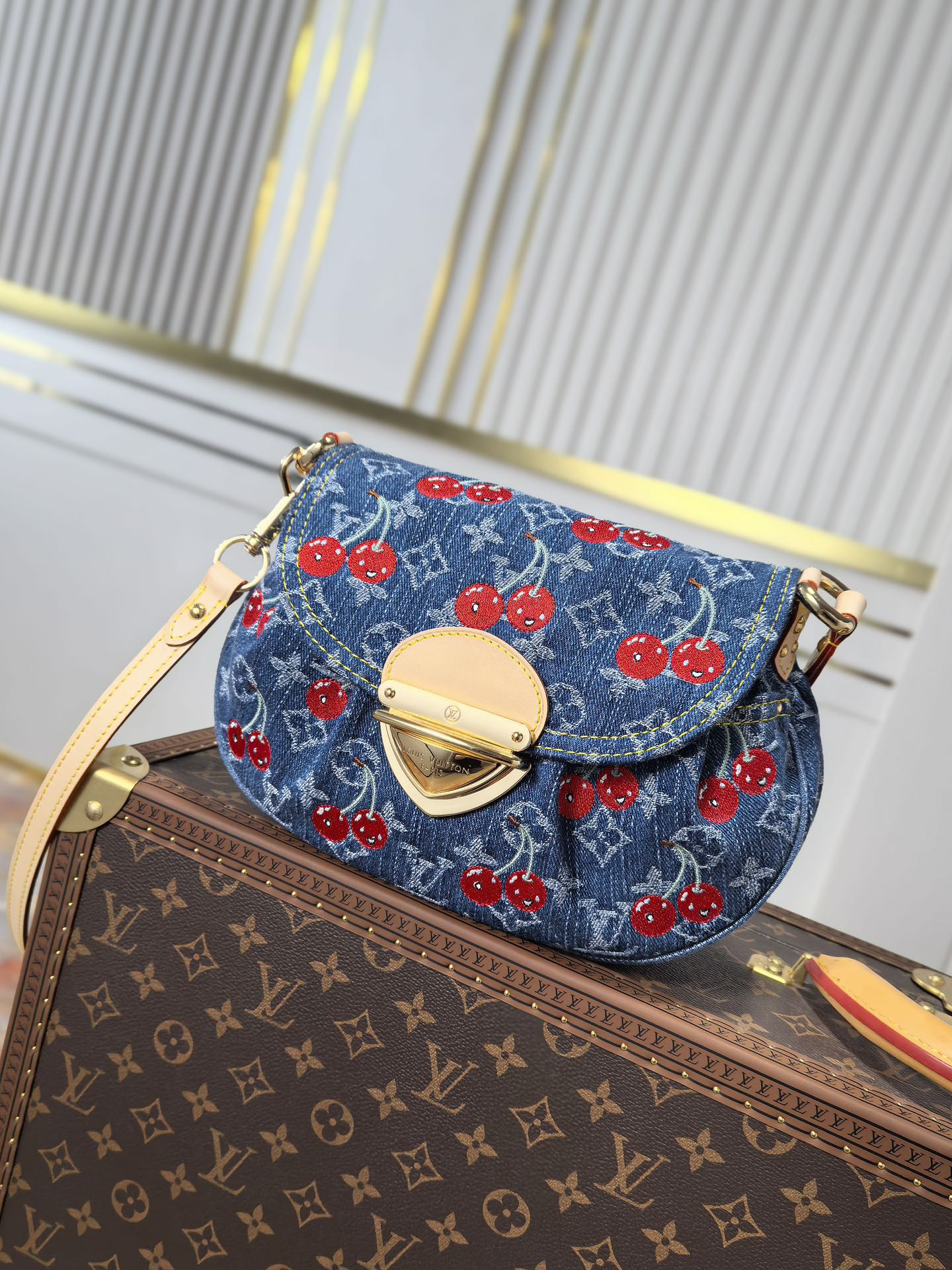 NO:639968,163 transcoding chip, top original order, X TM SUNSET handbag, model: M13680 Monogram Cherry denim fabric cow leather trim cotton fabric lining metal hardware buckle outside patch pocket inside patch pocket can store smartphones, headphones, Zippy long wallet and keys Shoulder strap: detachable, adjustable half-length: 23.0 cm half-length adjustable to: 48.5 cm, 27 x 18 x  3 cm (length x height x width), LV [top original order], louis vuitton, cowhide19860909163变码芯片,顶级原单,X TM SUNSET 手袋,型号:M13680 Monogram Cherry丹宁织物牛皮革饰边棉质织物内衬金属件插扣外贴袋内贴袋 可收纳智能手机、耳机、Zippy长款钱夹和钥匙肩带:可拆卸,可调节包带半长:23.0厘米 包带半长可调至:48.5 厘米,27 x 18 x 3厘米(长度x高x宽),LV【顶级原单】,louis vuitton,cowhide,Bag