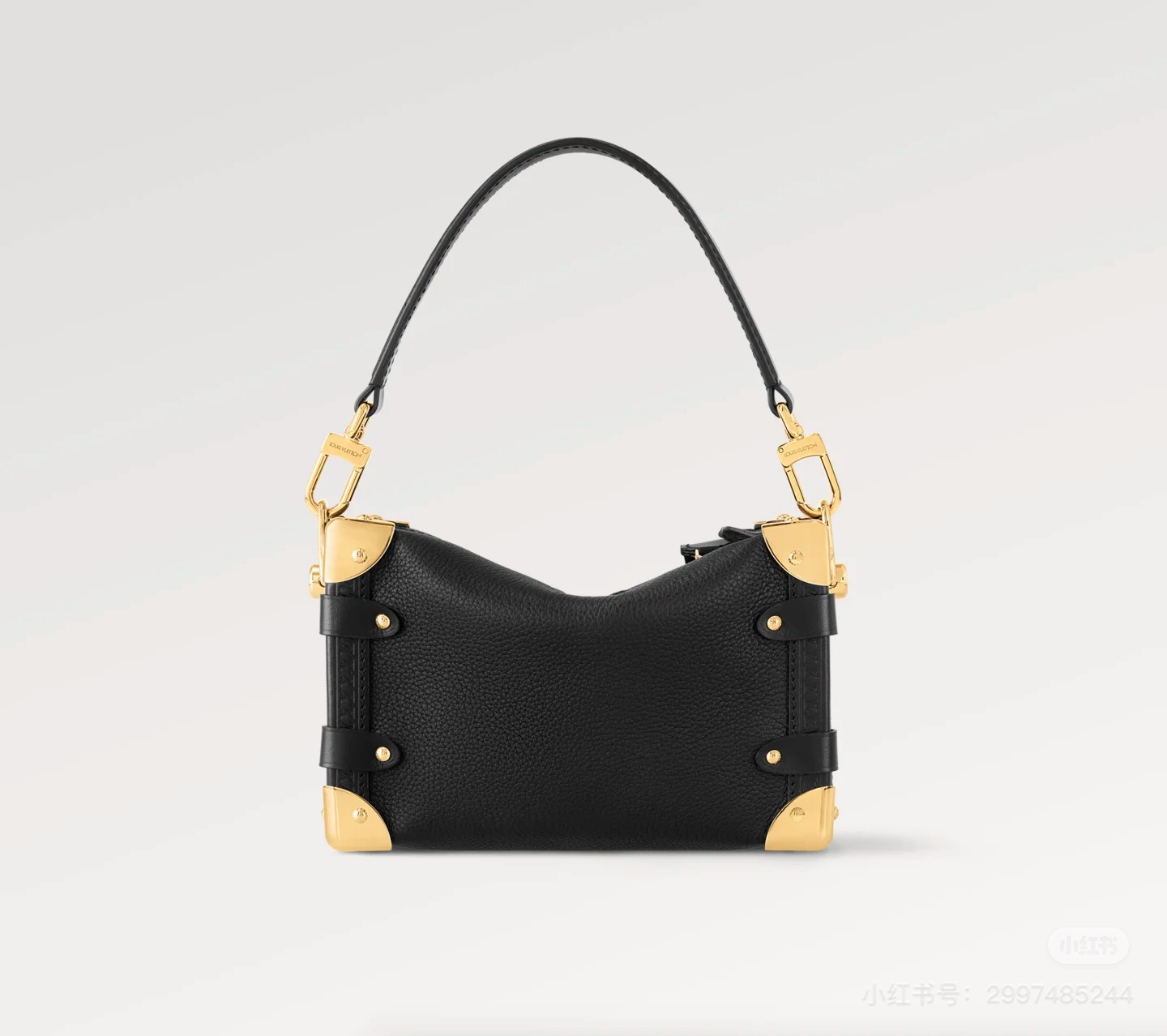 NO:391053,Top-level head layer, 163 variable code chip, all steel hardware, model M23817 black Small head layer full leather soft box series Side Trunk Small handbag Trunk PM is made of grained calf leather with silver S-shaped lock and corners inspired by the retro trunk of the House. Removable leather handles and removable and adjustable leather strap provide a carry option. Side trunk is suitable for wallets, large smartphones, keys. Dimensions 18 x 12.5 x 8 cm., LV【Top Original List】, louis vuitton, wallets, cowhide19860909顶级头层,163变码芯片,全钢五金,型号M23817黑色 小号头层全皮软盒子系列 Side Trunk 小号手袋 Trunk PM由粒面小牛皮皮革制成,带有银色S型锁和角落,灵感来自众议院的复古后备箱. 可拆卸的皮革手柄和可拆卸和可调节的皮革表带提供了携带选择. 侧后备箱适合钱包、大型智能手机、钥匙.尺寸 18 x 12.5 x 8厘米.,LV【顶级原单】,louis vuitton,wallets,cowhide,Bag