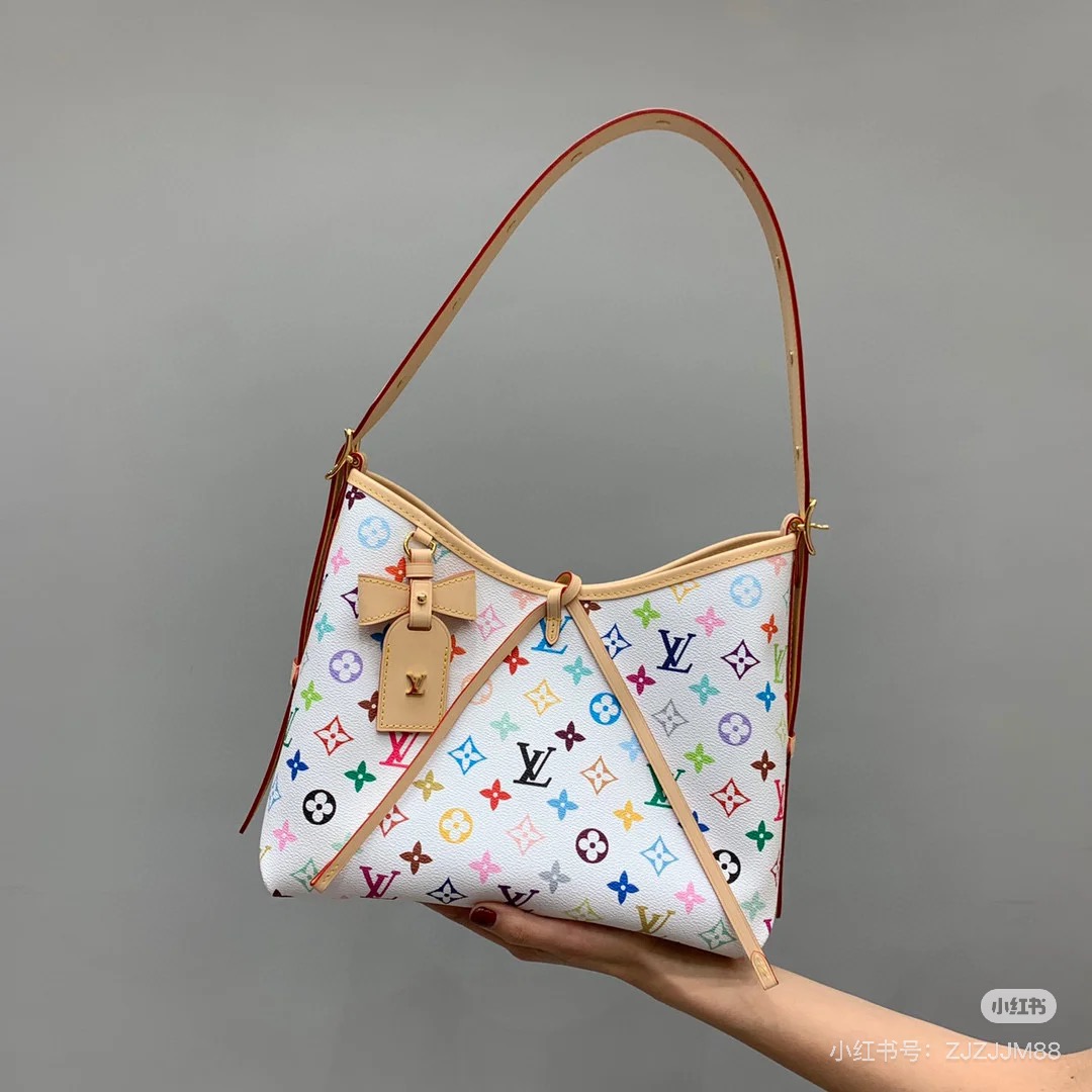 NO:581878,Top-grade original 163C01 dynamic core, original hardware, model number M13661, 33 colors, this small CarryAll handbag comes from the x Murakami Takashi reissue series. It is made of Monogram coated canvas and cleverly blended into the bright colors of Japanese artists. The cowhide leather trim outlines the close-fitting structure, and the name brand is embellished with elegant bow details. Monogram  Coated canvas - Calfskin leather trim - Fabric lining - Metal hardware - Drawstring and magnetic closure - Internal patch pocket - Internal zipper pocket - Removable name tag - Holds a smartphone, keys, headphones and Ziy wallet - Removable and adjustable shoulder strap!  !  Size: 29x24x12CM, LV [top original order], louis vuitton, cowhide19860909顶级原单163C01动态芯,原单五金,型号M13661,33彩,本款 CarryAll 小号手袋出自x 村上隆再版系列,为 Monogram 涂层帆布巧妙融入日本艺术家的明丽色调.牛皮革饰边勾勒贴身构型,名牌点缀雅致蝴蝶结细节.Monogram 涂层帆布一牛皮革饰边一织物内衬一金属件一束带和磁扣开合一内贴袋一拉链内袋一可拆卸名牌一可收纳智能手机、钥匙、耳机和 Ziy 钱夹一肩带可拆卸,可调节！！尺寸:29x24x12CM,LV【顶级原单】,louis vuitton,cowhide,Bag