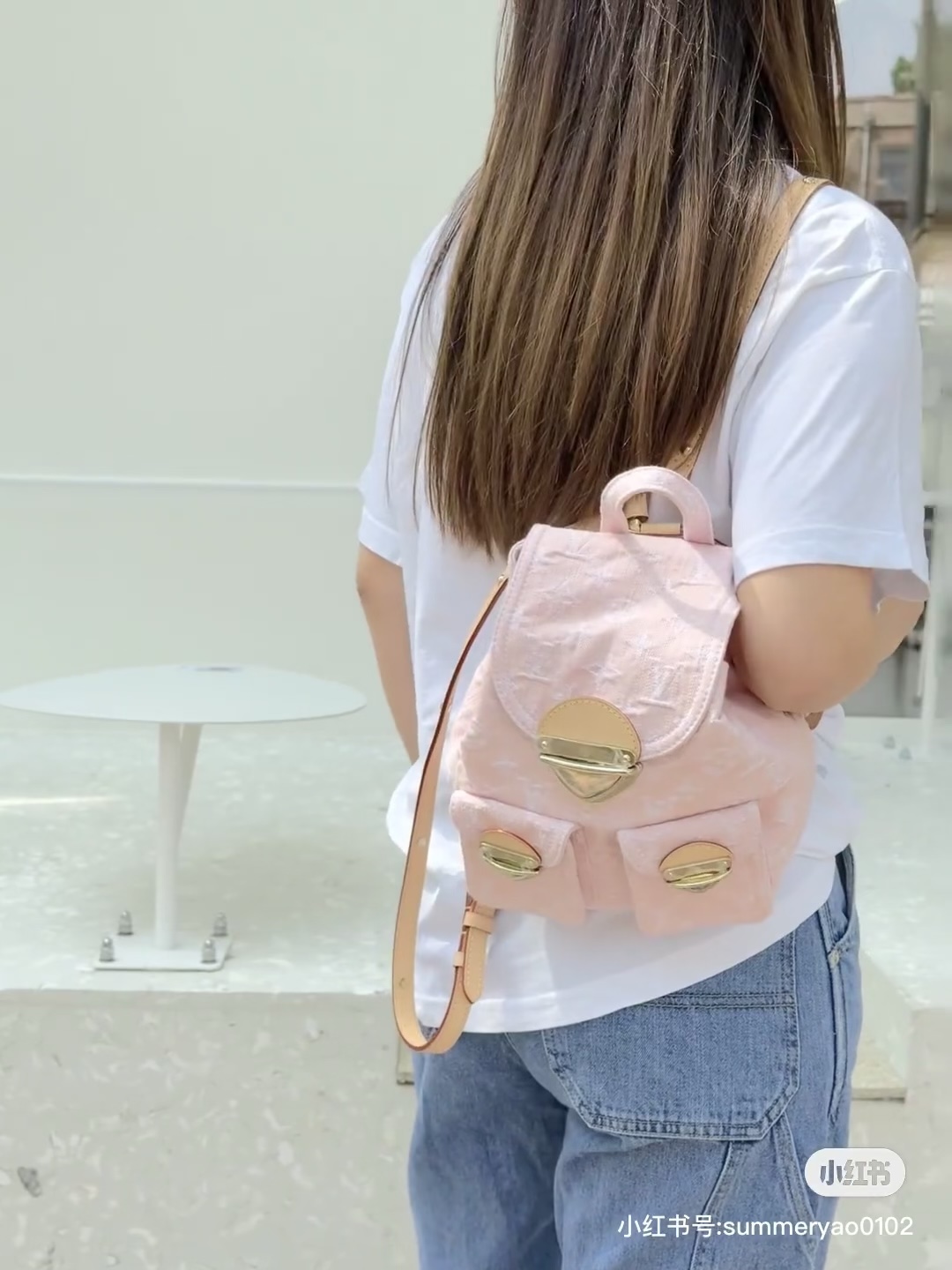 NO:395270,, Top original single 163 variable code chip original single hardware Model M13031 pink denim backpack, this model Venice backpack classic Monogram Denim pattern is eye-catching and returns to the new season, choose a plain cotton cloth to lay the foundation, and then create a slightly radiant visual effect with exquisite washing technology. Metal buckles and front pockets are upgraded to modern style. Adjustable shoulder straps achieve a comfortable carrying experience, size 26x24x7cm, LV [top original single], louis vuitton, backpacks19860909,顶级原单163变码芯片原单五金 型号M13031粉色牛仔背包,本款 Venice 双肩包携经典 Monogram Denim 图案瞩目回归新季 选用素净棉布铺陈基底 再以精湛水洗工艺营造微泛莹泽的视觉效果 金属插扣和正面口袋升级摩登格调 可调节肩带实现舒适背携体验,尺寸26x24x7cm,LV【顶级原单】,louis vuitton,backpacks,Bag