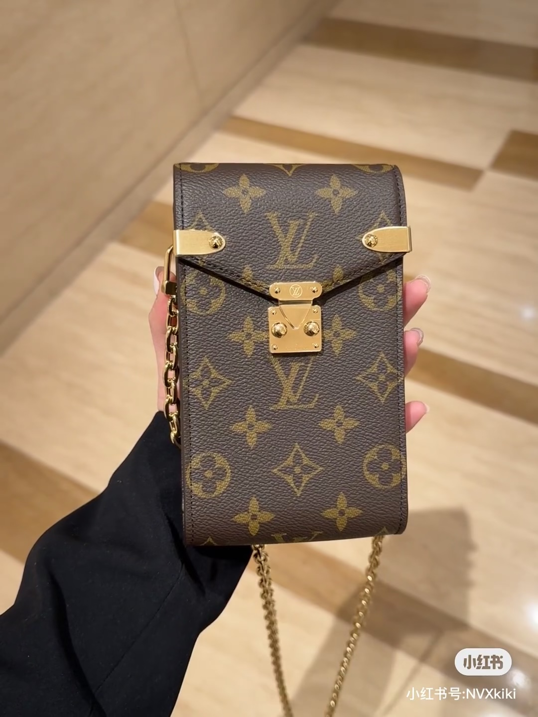 NO:574962,, top original transcoding chip M13572 This Métis mobile phone bag draws inspiration from Louis Vuitton's classic luggage, and is cut out of a whole piece of Monogram canvas to create an exquisite configuration. The S-lock buckle and metal corners reflect the brand's long tradition of making boxes. Attach a detachable chain to instantly free your hands. 17.5 x 4 x 10.4 cm (H x W x  Length), LV [top original order], louis vuitton, louis vuitton19860909,顶级原单 变码芯片 M13572 本款 Métis 手机包向路易威登经典行李箱采撷灵感,以整片 Monogram 帆布裁出工致构型.S-lock 锁扣和金属包角娓娓道出品牌悠久的制箱传统.系上可拆卸链条,瞬间解放双手. 17.5 x 4 x 10.4 厘米 (高 x 宽 x 长度),LV【顶级原单】,louis vuitton,louis vuitton,Bag