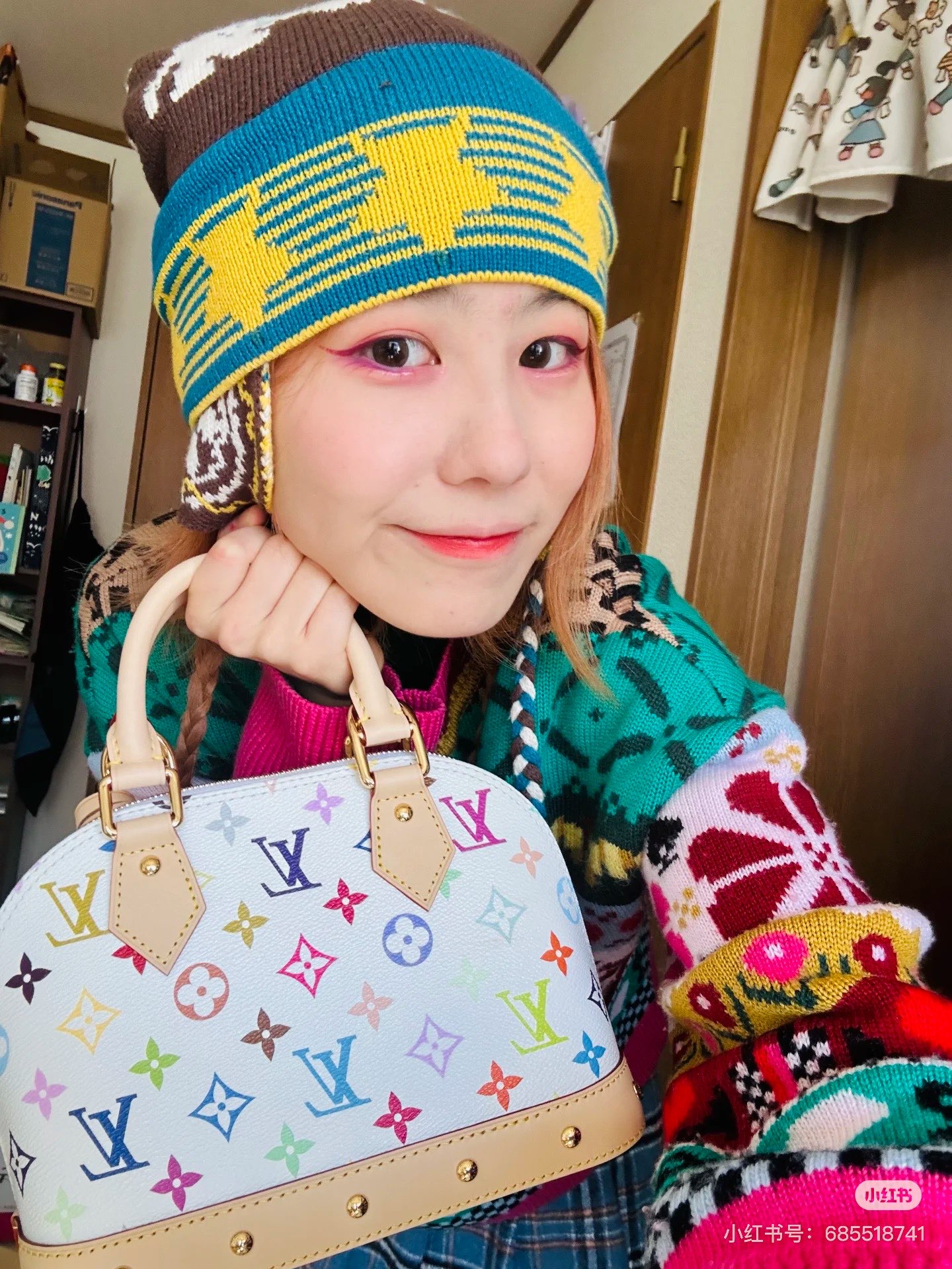 NO:581888,Top original order [163C01 dynamic chip] model M13078, 33 color shell bag, this Alma BB handbag is filled with the joyful style of x Murakami Takashi collaboration series, cleverly recalling the Art Deco style design of the 1930s. Monogram coated canvas renders the humorous tones of Murakami's pen, and the Toron handle, bag bottom, detachable shoulder strap and x TM key bag incorporate classic cow leather elements. Monogram  Coated canvas - Calf leather trim - Fabric lining - Metal hardware - Two zip closures - Padlock - Key pouch - Holds a smartphone, keys, lipstick and Ziy wallet - Shoulder strap, removable, not adjustable!  !  Size: 23.5x17.5x11.5CM, LV [top original order], louis vuitton, cowhide19860909顶级原单【163C01动态芯片】型号M13078,33彩贝壳包,本款 Alma BB 手袋洋溢 x 村上隆合作系列的欢欣格调,巧妙回溯 1930 年代的装饰艺术风格设计.Monogram 涂层帆布渲染村上隆笔下的谐趣色调,Toron 手柄、包底、可拆卸肩带和 x TM 钥匙包融入经典牛皮革元素.Monogram 涂层帆布一牛皮革饰边一织物内衬一金属件一双拉链开合一挂锁一钥匙包一可收纳智能手机、钥匙、口红和 Ziy 钱夹一肩带可拆卸,不可调节！！尺寸:23.5x17.5x11.5CM,LV【顶级原单】,louis vuitton,cowhide,Bag