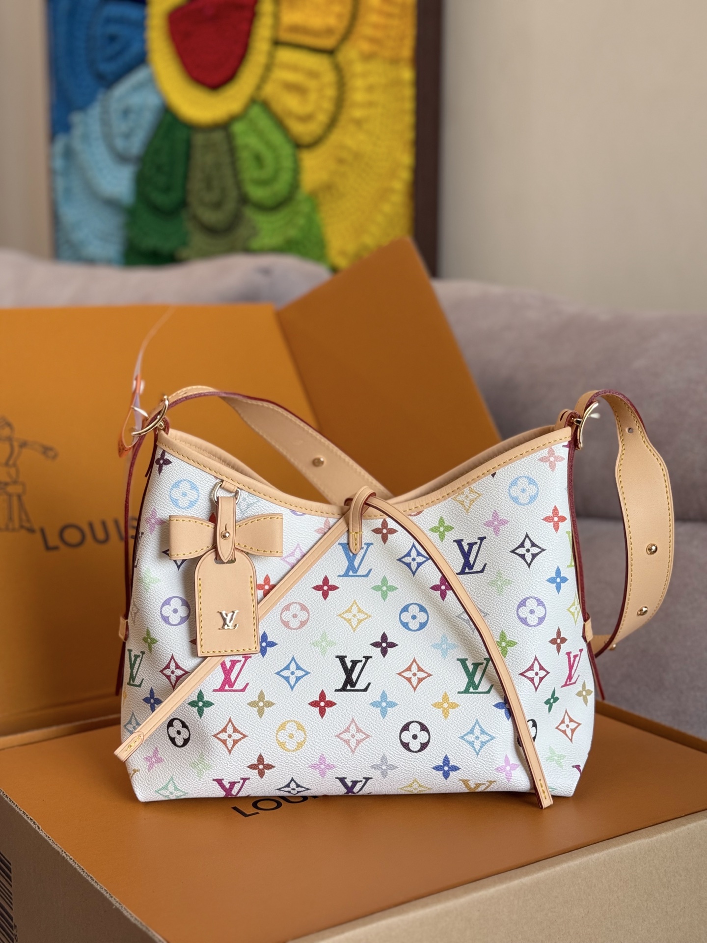 NO:574749,Top-grade original 163C01 dynamic core, original hardware, model number M13661, 33 colors, this small CarryAll handbag comes from the x Murakami Takashi reissue series. It is made of Monogram coated canvas and cleverly blended into the bright colors of Japanese artists. The cowhide leather trim outlines the close-fitting structure, and the name brand is embellished with elegant bow details. Monogram  Coated canvas - Calfskin leather trim - Fabric lining - Metal hardware - Drawstring and magnetic closure - Internal patch pocket - Internal zipper pocket - Removable name tag - Holds a smartphone, keys, headphones and Ziy wallet - Removable and adjustable shoulder strap!  !  Size: 29x24x12CM, LV [top original order], louis vuitton, cowhide19860909顶级原单163C01动态芯,原单五金,型号M13661,33彩,本款 CarryAll 小号手袋出自x 村上隆再版系列,为 Monogram 涂层帆布巧妙融入日本艺术家的明丽色调.牛皮革饰边勾勒贴身构型,名牌点缀雅致蝴蝶结细节.Monogram 涂层帆布一牛皮革饰边一织物内衬一金属件一束带和磁扣开合一内贴袋一拉链内袋一可拆卸名牌一可收纳智能手机、钥匙、耳机和 Ziy 钱夹一肩带可拆卸,可调节！！尺寸:29x24x12CM,LV【顶级原单】,louis vuitton,cowhide,Bag