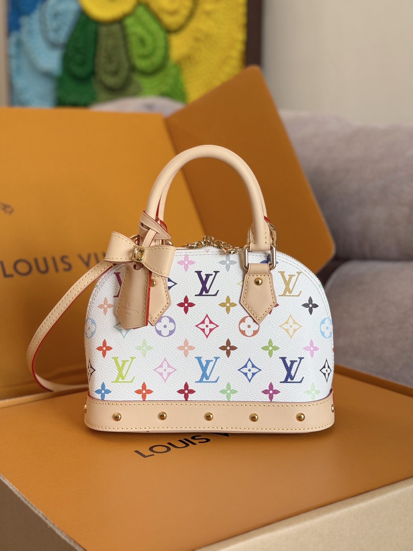 NO:581882,Top original order [163C01 dynamic chip] model M13078, 33 color shell bag, this Alma BB handbag is filled with the joyful style of x Murakami Takashi collaboration series, cleverly recalling the Art Deco style design of the 1930s. Monogram coated canvas renders the humorous tones of Murakami's pen, and the Toron handle, bag bottom, detachable shoulder strap and x TM key bag incorporate classic cow leather elements. Monogram  Coated canvas - Calf leather trim - Fabric lining - Metal hardware - Two zip closures - Padlock - Key pouch - Holds a smartphone, keys, lipstick and Ziy wallet - Shoulder strap, removable, not adjustable!  !  Size: 23.5x17.5x11.5CM, LV [top original order], louis vuitton, cowhide19860909顶级原单【163C01动态芯片】型号M13078,33彩贝壳包,本款 Alma BB 手袋洋溢 x 村上隆合作系列的欢欣格调,巧妙回溯 1930 年代的装饰艺术风格设计.Monogram 涂层帆布渲染村上隆笔下的谐趣色调,Toron 手柄、包底、可拆卸肩带和 x TM 钥匙包融入经典牛皮革元素.Monogram 涂层帆布一牛皮革饰边一织物内衬一金属件一双拉链开合一挂锁一钥匙包一可收纳智能手机、钥匙、口红和 Ziy 钱夹一肩带可拆卸,不可调节！！尺寸:23.5x17.5x11.5CM,LV【顶级原单】,louis vuitton,cowhide,Bag