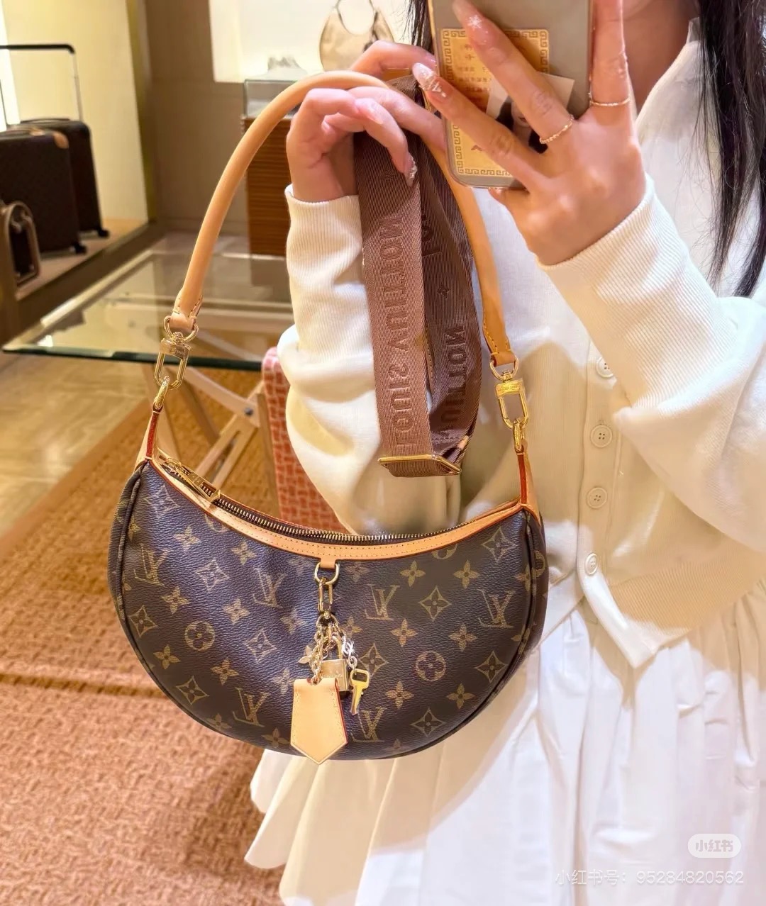 NO:406627,, Top quality, 163 variable code chip Model M12939Looping handbag draws inspiration from Cruise's early spring series Loop handbags, interpreting the 1990s fashion with Monogram canvas. Glorious metal parts and removable exquisite decoration rich details, fabric shoulder straps realize the crossbody choice for day and night occasions, tied with a smooth Toron handle for shoulder or hand-held. 15 x 7 x 28 cm (height x width x length), LV [top original list], louis vuitton19860909,顶级品质,163变码芯片 型号M12939Looping 手袋从 Cruise 早春系列的 Loop 手袋汲取灵感,以 Monogram 帆布演绎 1990 年代风尚.耀目金属件和可拆卸玲珑装饰丰富细节,织物肩带实现昼夜场合的斜挎选择,系上光滑 Toron 手柄即可肩背或手提. 15 x 7 x 28 厘米 (高 x 宽 x 长度),LV【顶级原单】,louis vuitton,Bag