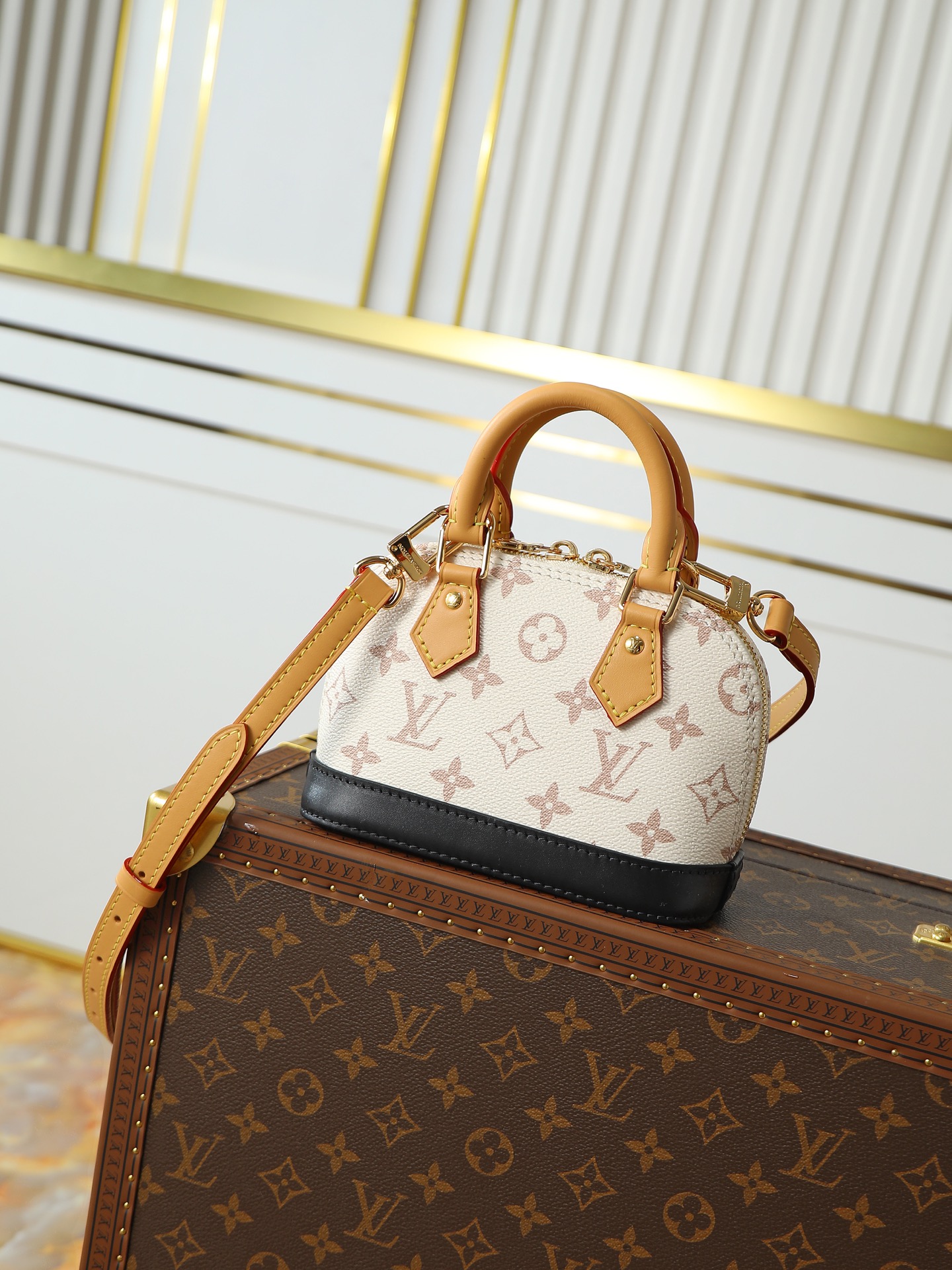 NO:581902,Top original order, 163 transcoding chip, model M82717 white flower (M46895) mini mini shell bag, this Nano Alma handbag condenses the classic configuration of the Alma handbag, and outlines the leather trim for the Monogram Dune canvas from the early spring show. The exquisite handle and detachable and adjustable shoulder strap allow for a variety of carrying methods. 18×12×8., LV [top original order], louis vuitton19860909顶级原单,163变码芯片,型号M82717白花 (M46895) 迷你mini贝壳包,本款 Nano Alma 手袋浓缩Alma 手袋的经典构型,为早春秀场的 Monogram Dune 帆布勾勒皮革饰边.精巧手柄和可拆卸并调节的肩带实现多种背携方式.18×12×8.,LV【顶级原单】,louis vuitton,Bag