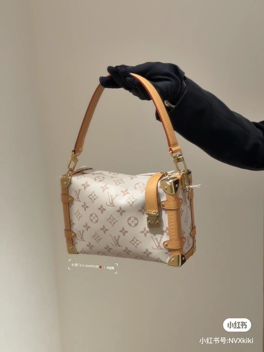 NO:558086,Top original single 163 transcoding chip original single hardware M26287 white flower soft box bag SIDE TRUNK medium handbag This Side Trunk medium handbag is the brand's classic Monogram cc canvas dip-dyed in soft dune tones, and then trimmed with cow leather to create a visual contrast. The dazzling S-lock buckle and metal corners add elegant touches. Dimensions 16 x 8.5 x 23.5 cm. (Height x Width x  length), LV [top original order], louis vuitton, cowhide19860909顶级原单163变码芯片原单五金M26287白花 软盒子包 SIDE TRUNK 中号手袋 本款 Side Trunk 中号手袋为品牌经典 Monogram cc帆布浸染柔和沙丘色调,再以牛皮革饰边营造视觉反差.耀目 S-lock 锁扣和金属包角再添考究笔触.尺寸16 x 8.5 x 23.5 厘米.(高 x 宽 x 长度),LV【顶级原单】,louis vuitton,cowhide,Bag