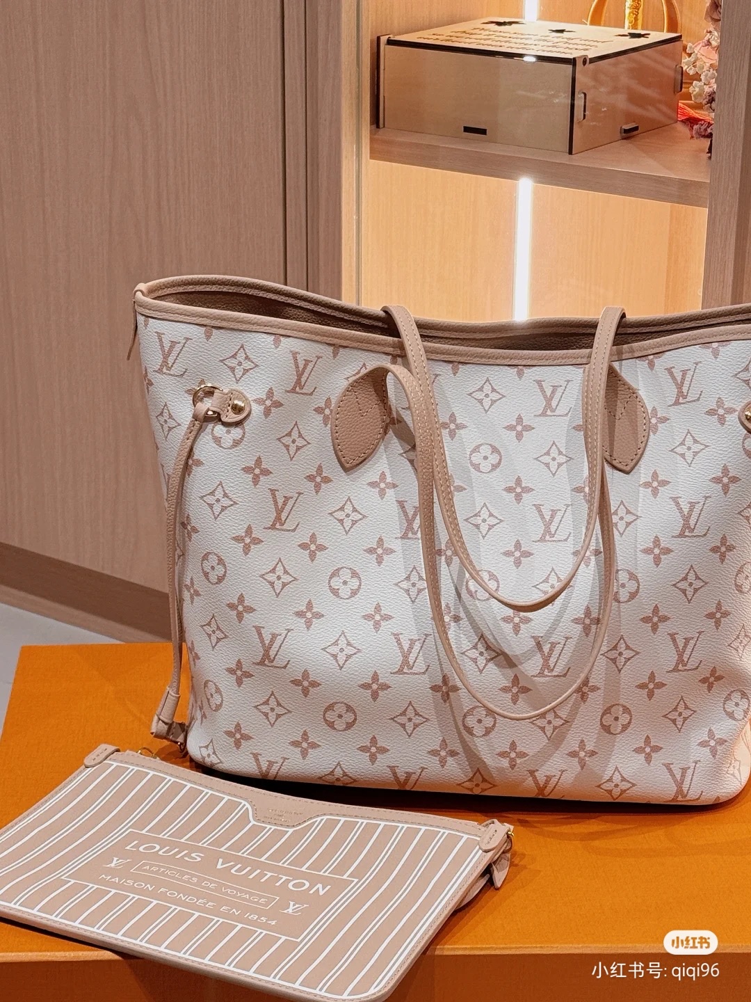 NO:558076,[Exclusive real shot M25665] This double-sided Neverfull Inside Out MM is the perfect bag for work and weekend travel. One side is made of Monogram Dune canvas, and the other side is made of smooth Hazelnut leather and decorated with gold hardware. The bag is spacious enough to accommodate a laptop and other daily necessities. It is equipped with straps and hooks on both sides to adjust the shape, while the detachable zipper storage bag can be used to store smaller items. 31 x 28 x 14 cm (length x height x width), LV [top quality original order], louis vuitton19860909【独家实拍 M25665】這款雙面設計的Neverfull Inside Out MM是工作及週末出行的完美包款,其中一面採用Monogram Dune帆布製作,另一面則為滑面的Hazelnut色皮革,並以金色金屬件點綴.包包空間寬敞,足以容納手提電腦及其他日常必備品,兩側配有綁帶及鉤扣,以便調整造型,而可拆式拉鍊收納包則可用於存放較小的物品.31 x 28 x 14 厘米 (長度 x 高度 x 闊度),LV【顶级原单】,louis vuitton,Bag