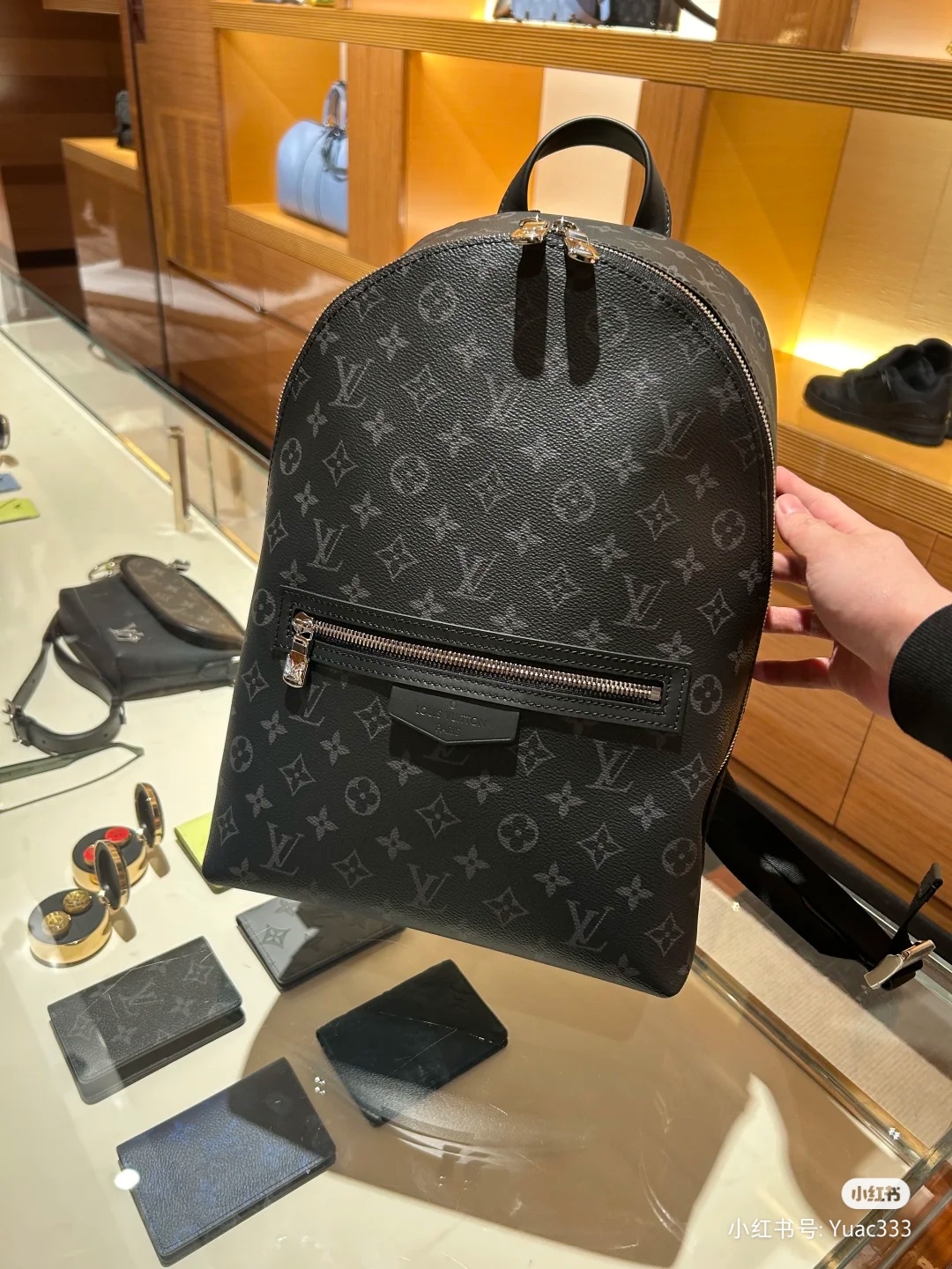 NO:581959,, M14020 (163 chip) This Discovery Slim backpack is made of Monogram Eclipse coated canvas. It has a compact structure and is integrated into the inner pocket of a laptop, making it easy to control business or leisure occasions with a trendy attitude. The adjustable padded fabric shoulder strap enhances the comfortable carrying experience, and the zippered front pocket makes it easy to access frequently used items. 38 x 13 x 28 cm (height x width x length), LV [top original order], louis vuitton19860909,M14020（163芯片） 本款 Discovery Slim 双肩包取材 Monogram Eclipse 涂层帆布,为紧凑构型融入笔记本电脑内袋,以潮流之姿轻松驾驭商务或休闲场合.可调节加衬织物肩带提升舒适背携体验,拉链前袋方便取放常用物品. 38 x 13 x 28 厘米 (高 x 宽 x 长度),LV【顶级原单】,louis vuitton,Bag