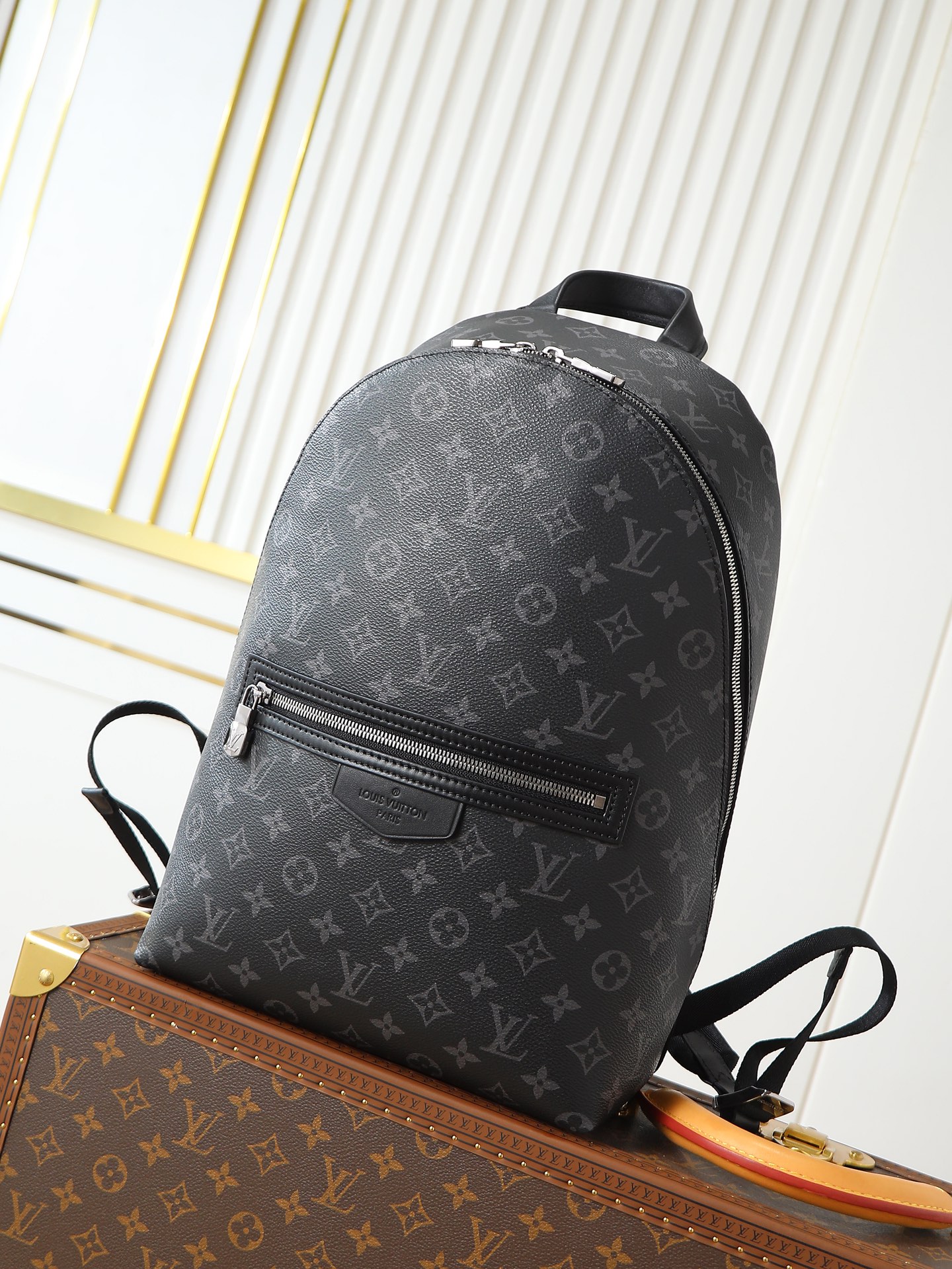 NO:719658,[Top original order, 163 transcoding chip] M14020 This Discovery Slim backpack is made of Monogram Eclipse coated canvas. It has a compact configuration and is integrated into the inner pocket of a laptop, making it easy to control business or leisure occasions with a trendy attitude. The adjustable padded fabric shoulder strap enhances the comfortable carrying experience, and the zippered front pocket makes it easy to access frequently used items. 38 x 13 x 28 cm (height x width x length), LV [top original order], louis  vuitton19860909【顶级原单,163变码芯片】M14020 本款 Discovery Slim 双肩包取材 Monogram Eclipse 涂层帆布,为紧凑构型融入笔记本电脑内袋,以潮流之姿轻松驾驭商务或休闲场合.可调节加衬织物肩带提升舒适背携体验,拉链前袋方便取放常用物品. 38 x 13 x 28 厘米 (高 x 宽 x 长度),LV【顶级原单】,louis vuitton,Bag