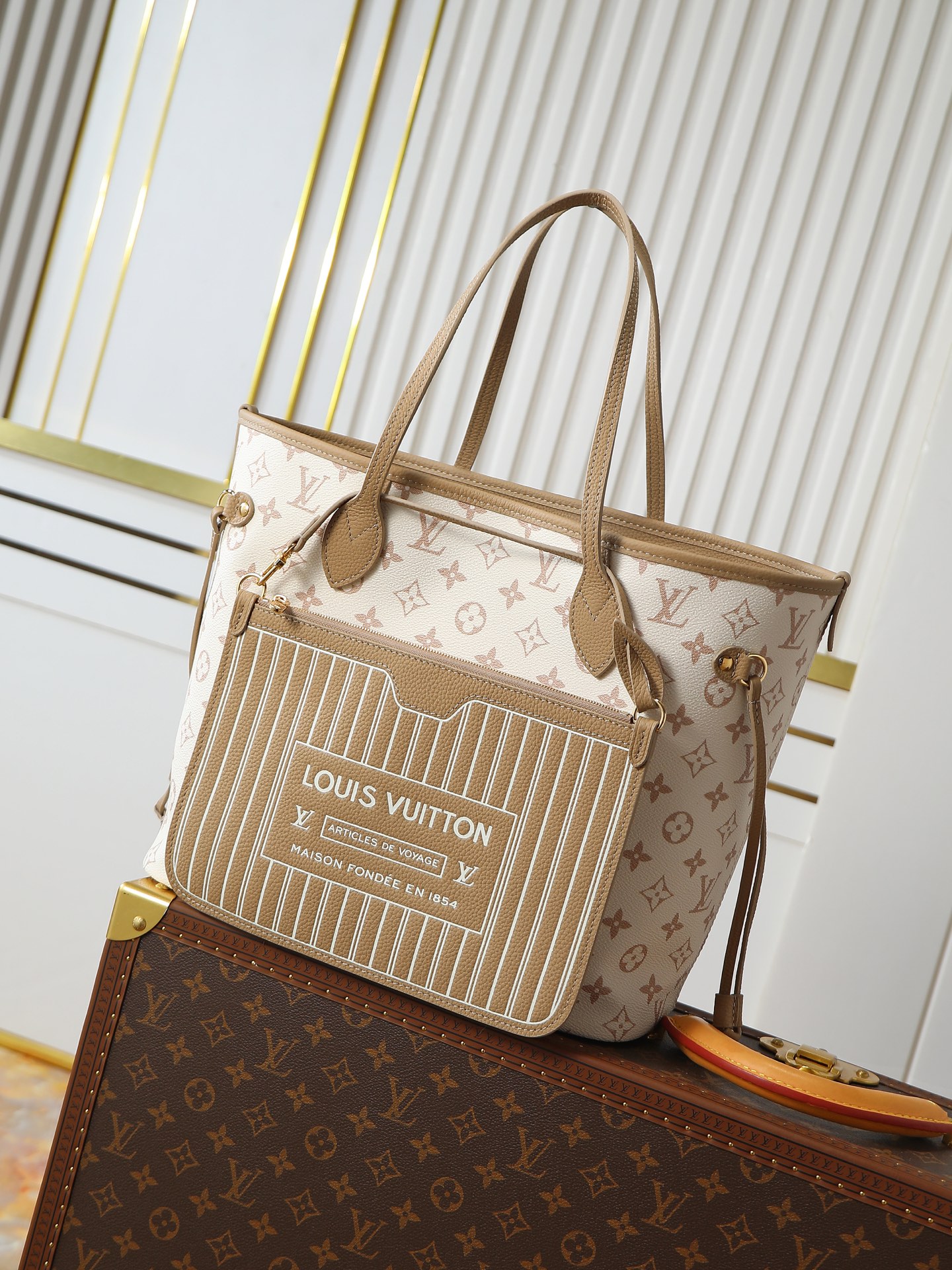 NO:558071,Top-quality original single 163 code chip first-layer cowhide, model: M25665] This double-sided design Neverfull Inside Out MM is the perfect bag for work and weekend travel, one side uses Monogram Made of Dune canvas, the other side is smooth Hazelnut leather, embellished with gold hardware. The bag is spacious enough to accommodate a laptop and other daily necessities. It is equipped with straps and hooks on both sides to adjust the shape, while the detachable zipper storage bag can be used to store smaller items. 31 x 28 x 14 cm (length x height x width), LV [top original], louis vuitton, cowhide19860909顶级原单163变码芯片头层牛皮,型号:M25665】這款雙面設計的Neverfull Inside Out MM是工作及週末出行的完美包款,其中一面採用Monogram Dune帆布製作,另一面則為滑面的Hazelnut色皮革,並以金色金屬件點綴.包包空間寬敞,足以容納手提電腦及其他日常必備品,兩側配有綁帶及鉤扣,以便調整造型,而可拆式拉鍊收納包則可用於存放較小的物品.31 x 28 x 14 厘米 (長度 x 高度 x 闊度),LV【顶级原单】,louis vuitton,cowhide,Bag