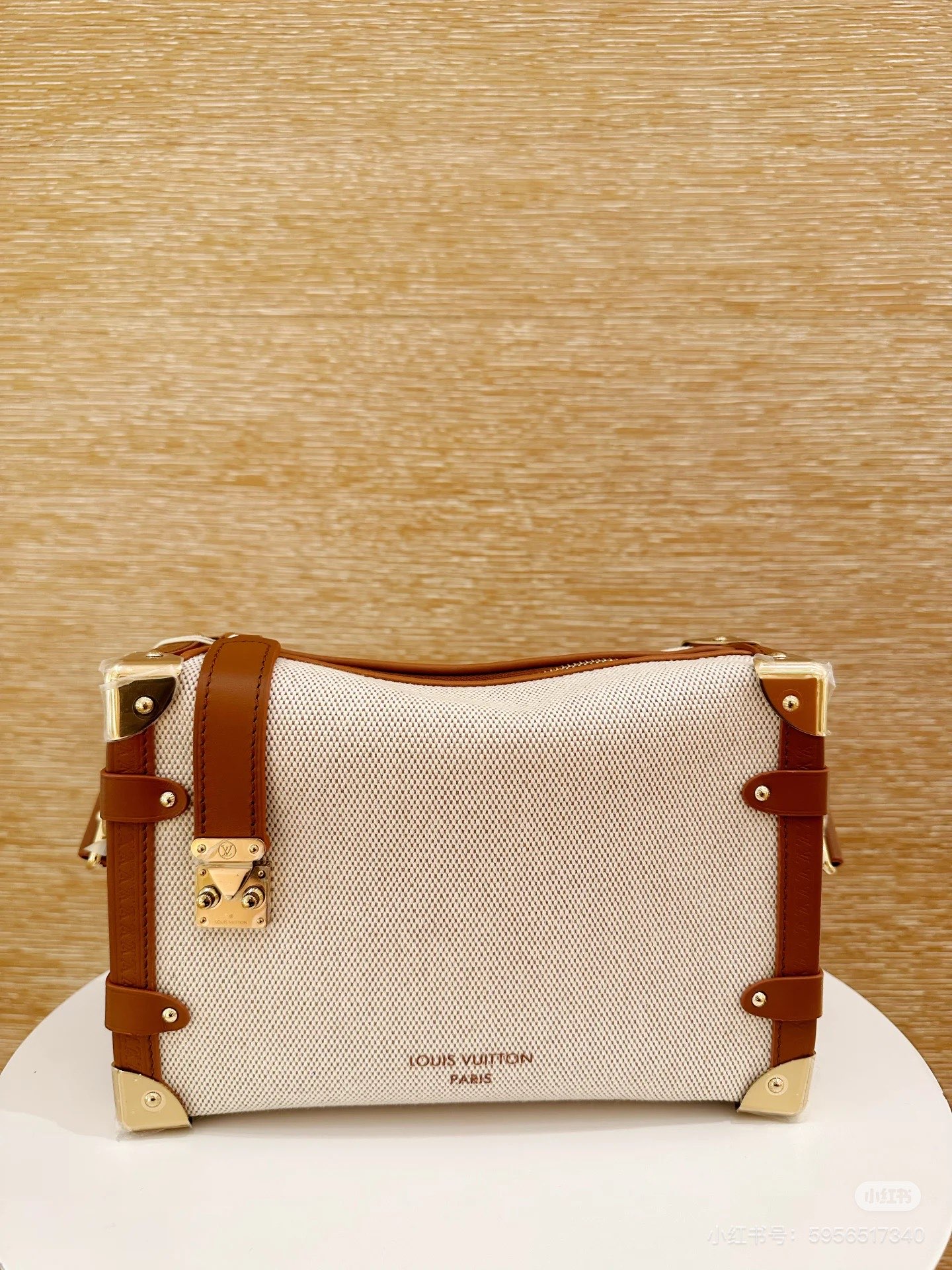 NO:558083,, top original order, 163 transcoding chip, original order hardware model M14411 (163 chip) This medium Side Trunk handbag is from the Natural Canvas series. It is made of cotton canvas with contrasting leather trim, and is equipped with the iconic S-lock buckle and hard case style corners. The detachable shoulder strap provides shoulder and crossbody options, allowing you to carry daily items lightly. Dimensions 16 x 8.5 x 23.5 cm (H x  width x length), LV [top original order], louis vuitton19860909,顶级原单,163变码芯片,原单五金型号M14411（163芯片） 本款 Side Trunk 中号手袋出自 Natural Canvas 系列,为棉质帆布勾勒撞色皮革饰边,搭配标志性 S-lock 锁扣和硬箱风格包角.可拆卸肩带提供肩背和斜挎选择,实现日常物品的轻盈随行.尺寸16 x 8.5 x 23.5 厘米 (高 x 宽 x 长度),LV【顶级原单】,louis vuitton,Bag