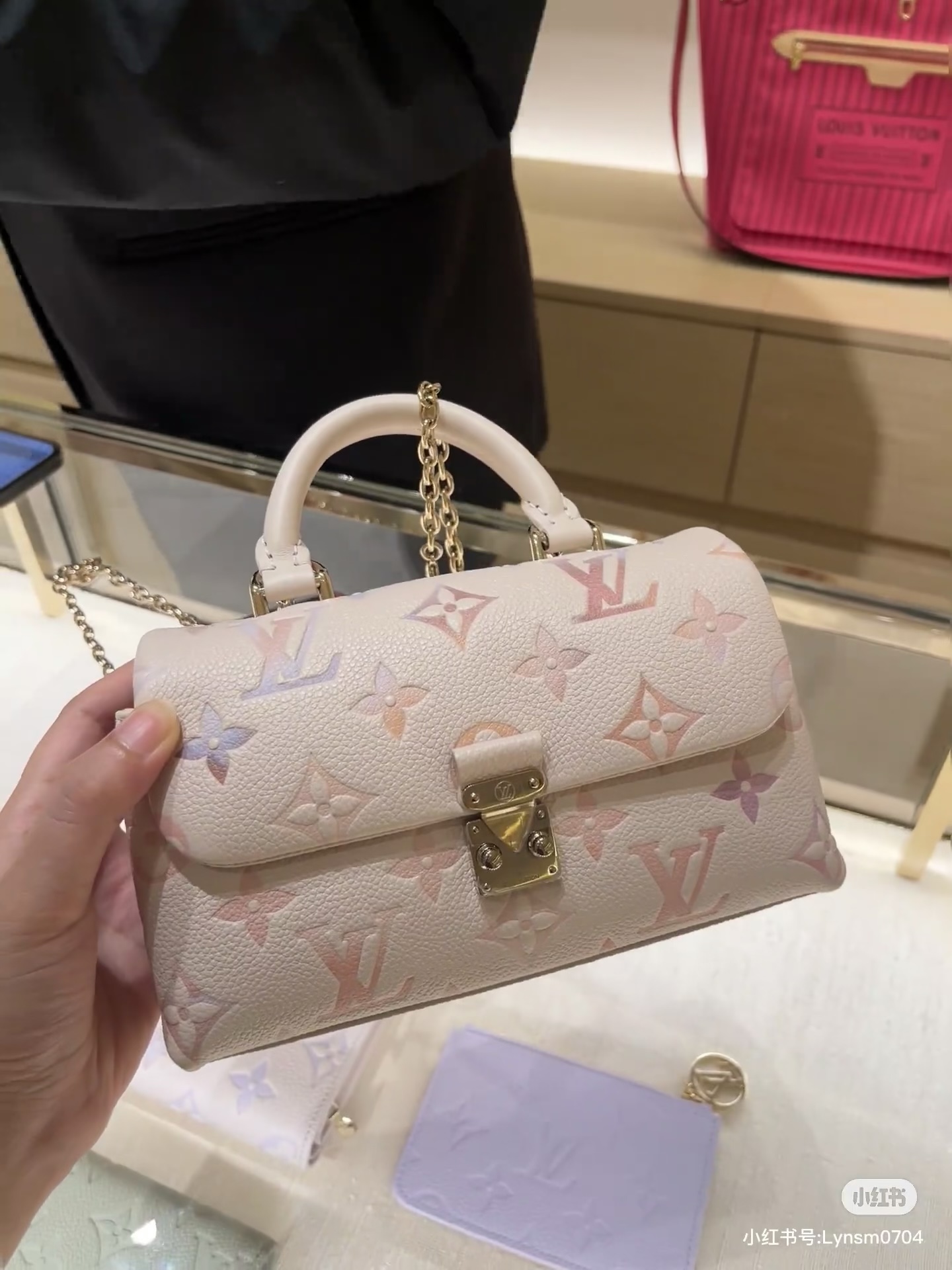 NO:676594,[Exclusive home photo] Semi-steel 163 chip M25596 off-white gradient color full leather chain bag handbag new season NANO MADELEINE handbag This Nano Madeleine handbag bathes in the dreamy colors of the new season and can easily complete various styles. The classic Monogram Empreinte leather bag is matched with the iconic S-lo lock, Cire  Decorated with detachable chain. Plenty of space to accommodate daily needs, multiple carrying methods for easy travel. 12.5 x 6 x 21 cm., LV [Top Original Order], louis vuitton19860909【 独实家拍】半钢163芯片M25596米白渐变色 全皮链条包手提包 当季新款 NANO MADELEINE 手袋 本款 Nano Madeleine 手袋沐浴新季幻梦色彩,可轻松点睛各式造型.经典 Monogram Empreinte 皮革包身搭配标志性 S-lo 锁扣, Cire 装饰点缀可拆卸链条.充裕空间可容纳日常所需,多种背携方式实现轻松随行.12.5 x 6 x 21 厘米.,LV【顶级原单】,louis vuitton,Bag