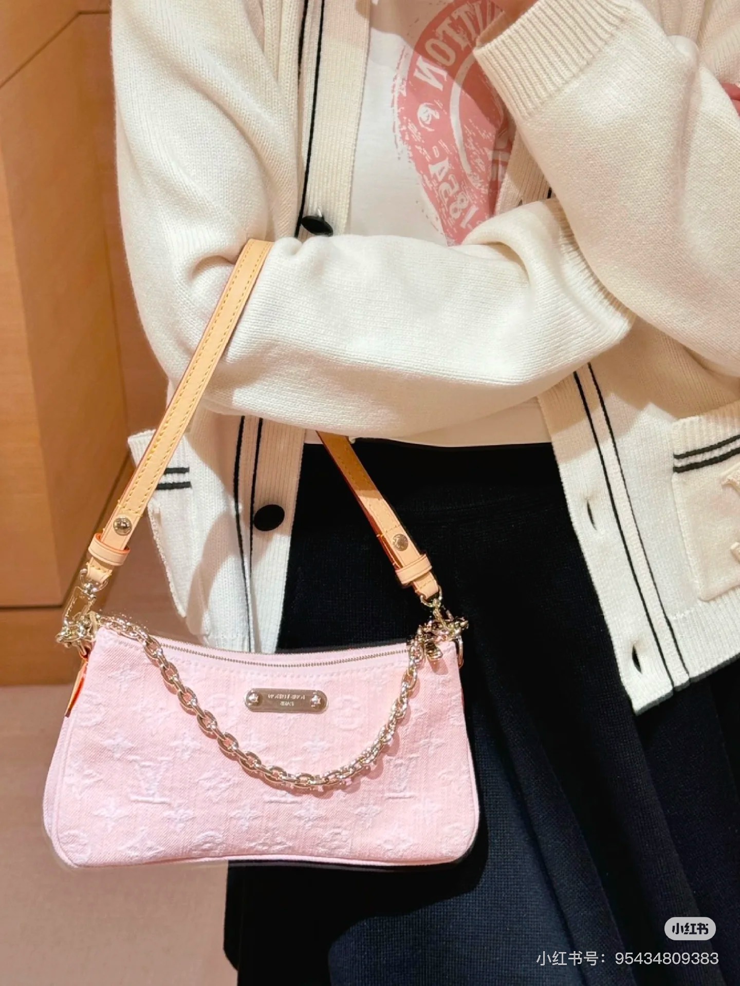 NO:395272,Top original single 163 variable-code chip model M14159 pink denim underarm bag chain bag Liv Pochette handbag This Liv Pochette handbag creates a retro style with elegant Monogram Denim fabric, highlighting the ingenuity of the new season, and can be carried comfortably in the armpit. The dazzling chain and adjustable shoulder strap are removable to achieve a variety of styling possibilities. The logo plate confirms the brand's exquisite craftsmanship. 13.5 x 6.5 x 24.5 cm (height x width x length), LV [top original single], louis vuitton19860909顶级原单163变码芯片型号M14159粉色 牛仔腋下包链条包 Liv Pochette 手袋 本款 Liv Pochette 手袋以淡雅 Monogram Denim 面料营造复古格调,彰显新季巧思,可舒适携于腋下.耀目链条和可调节肩带均可拆卸,实现多种造型可能,标识铭牌印证品牌精湛匠艺.13.5 x 6.5 x 24.5 厘米(高 x 宽 x 长度),LV【顶级原单】,louis vuitton,Bag