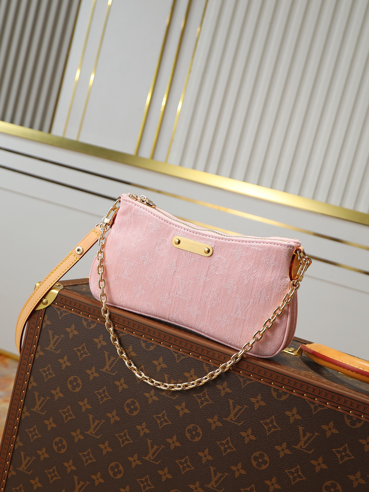 NO:639975,Top original 163 transcoding chip model M14159 pink denim armpit bag chain bag Liv Pochette handbag This Liv Pochette handbag is made of elegant Monogram Denim fabric to create a retro style, showing the new season ingenuity, and can be carried comfortably under the arm. The dazzling chain and adjustable shoulder strap are both detachable, allowing a variety of styling possibilities, and the logo plate proves the brand's exquisite craftsmanship. 13.5 x 6.5 x 24.5 cm (H x  Width x length), LV [top original order], louis vuitton19860909顶级原单163变码芯片型号M14159粉色 牛仔腋下包链条包 Liv Pochette 手袋 本款 Liv Pochette 手袋以淡雅 Monogram Denim 面料营造复古格调,彰显新季巧思,可舒适携于腋下.耀目链条和可调节肩带均可拆卸,实现多种造型可能,标识铭牌印证品牌精湛匠艺.13.5 x 6.5 x 24.5 厘米(高 x 宽 x 长度),LV【顶级原单】,louis vuitton,Bag