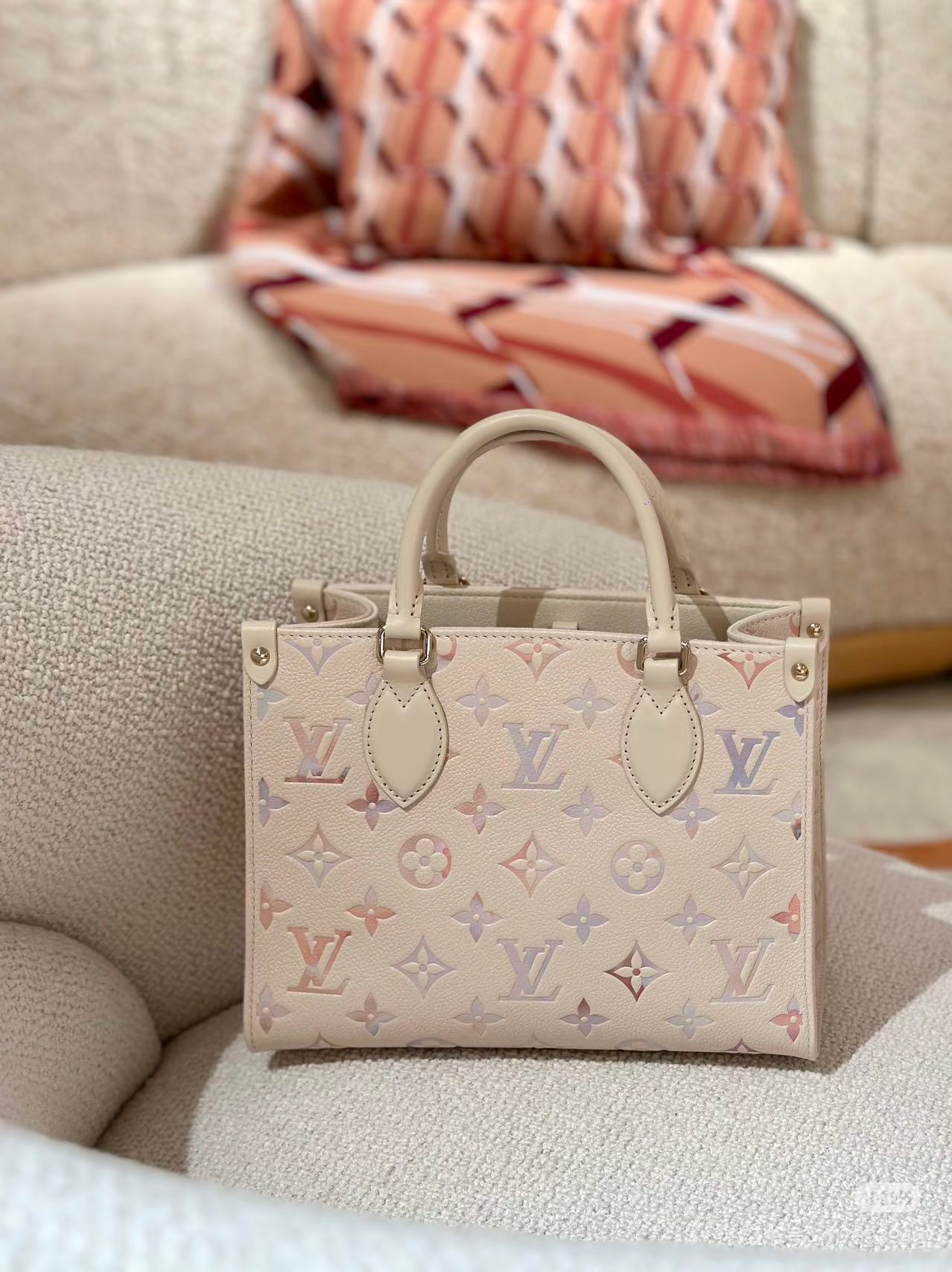 NO:676593,[Top original order] 163 transcoding chip, first-layer cowhide, model M25770 beige gradient full leather square bag New season ONTHEGO small handbag This OnTheGo small handbag is from the Dream series, with elegant design to light up various styles. Monogram Empreinte leather is combined with digital printing technology to cleverly present a gradient watercolor effect. Dazzling metal parts and multiple pockets are rich in details, and the slender shoulder strap is easy to wear cross-body. 19 x  11.5 x 25 cm., LV [top quality original], louis vuitton, cowhide19860909【顶级原单】163变码芯片,头层牛皮,型号M25770米白渐变 全皮四方包 当季新款 ONTHEGO 小号手袋 本款 OnTheGo 小号手袋出自 Dream 系列,以典雅设计点亮各式造型.Monogram Empreinte 皮革结合数码印花工艺,巧妙呈现渐变水彩效果.耀目金属件与多重口袋丰富细节,纤长肩带方便斜挎.19 x 11.5 x 25 厘米.,LV【顶级原单】,louis vuitton,cowhide,Bag