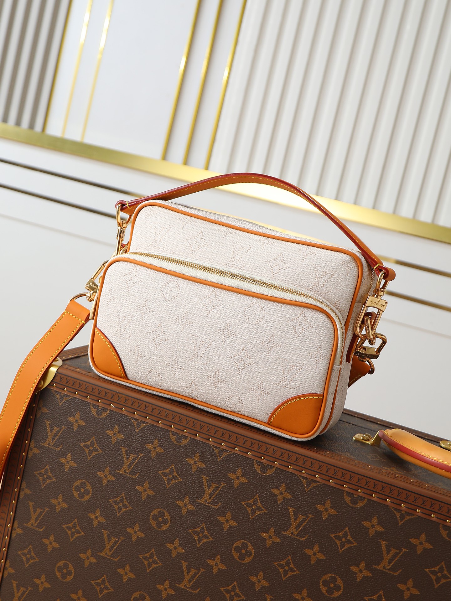 NO:676520,Top original single 163 chip, original single hardware, model M14682, Pharrell Williams recently launched this retro-style Nil crossbody bag, made of Monogram Heritage coated canvas, with nautical colors and decorated with suitcase-like corners. Removable leather top handles and removable leather shoulder straps provide multiple carrying methods. The zippered main compartment and zippered front pocket make this compact bag both practical and functional. 9.8 x 6.9 x  4.3 inches (length x height x width), LV [top quality original order], louis vuitton, satchels, crossbody bags19860909顶级原单163芯片,原单五金,型号M14682,Pharrell Williams 近期推出的这款复古风 Nil 斜挎包,采用 Monogram Heritage 涂层帆布制成,配以航海风配色,并饰有类似旅行箱的包角.可拆卸皮革顶部提手和可拆卸皮革肩带,提供多种携带方式.拉链主隔层和拉链前袋使这款小巧的包袋兼具实用功能. 9.8 x 6.9 x 4.3英寸（长 x 高 x 宽）,LV【顶级原单】,louis vuitton,satchels,crossbody bags,Bag