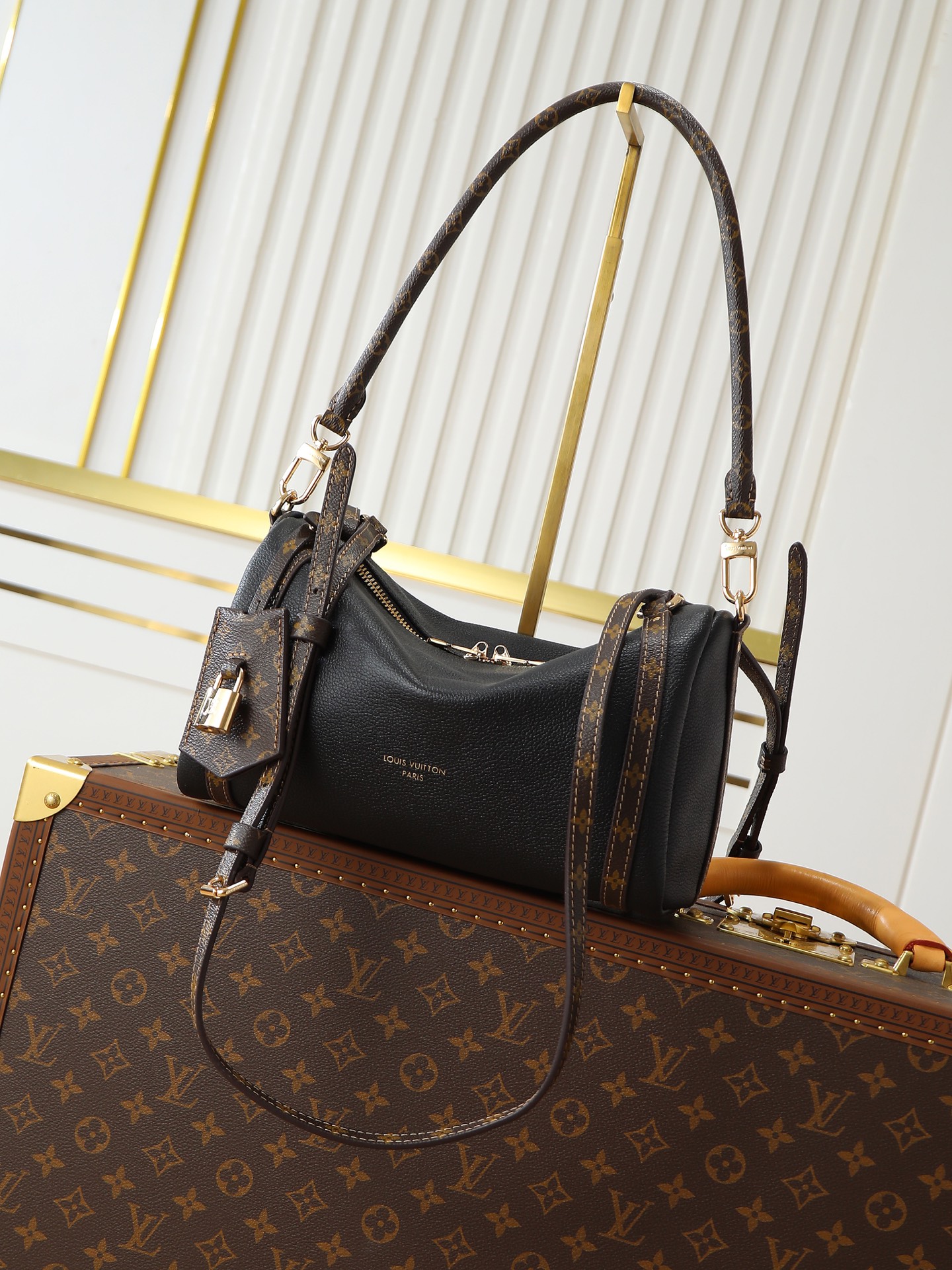 NO:701291,Top-quality original single-layer cowhide [EXPRESS small handbag] M26039 black m26360 smoke green m26905 ivory white This Express small handbag is an urban luxury product. Its design is inspired by the brand's classic Keepall travel bag. It is carefully made of fine cow leather and decorated with Monogram  Classic pattern edging and lining, paired with metal parts and iconic key cases and padlocks, show the essence of Louis Vuitton's travel tradition. The compact size can store daily belongings, and can be switched with multiple carrying methods to suit modern urban life. Dimensions 17 x 13.5 x 26 cm (height x width x length), LV [top original order], louis vuitton, louis vuitton, cowhide19860909顶级原单头层牛皮【EXPRESS 小号手袋】 M26039 黑色 m26360 烟灰绿 m26905 象牙白 本款 Express 小号手袋堪称都市臻品,其设计灵感源自品牌经典 Keepall 旅行袋.选用细腻牛皮革精心打造,饰以 Monogram 经典花纹镶边与内衬,搭配金属件及标志性钥匙包与挂锁,尽显路易威登旅行传统的精髓.精巧尺寸恰能收纳日常随身物件,多种背法随心切换,契合现代都市生活. 尺寸17 x 13.5 x 26 厘米 (高 x 宽 x 长度),LV【顶级原单】,louis vuitton,louis vuitton,cowhide,Bag