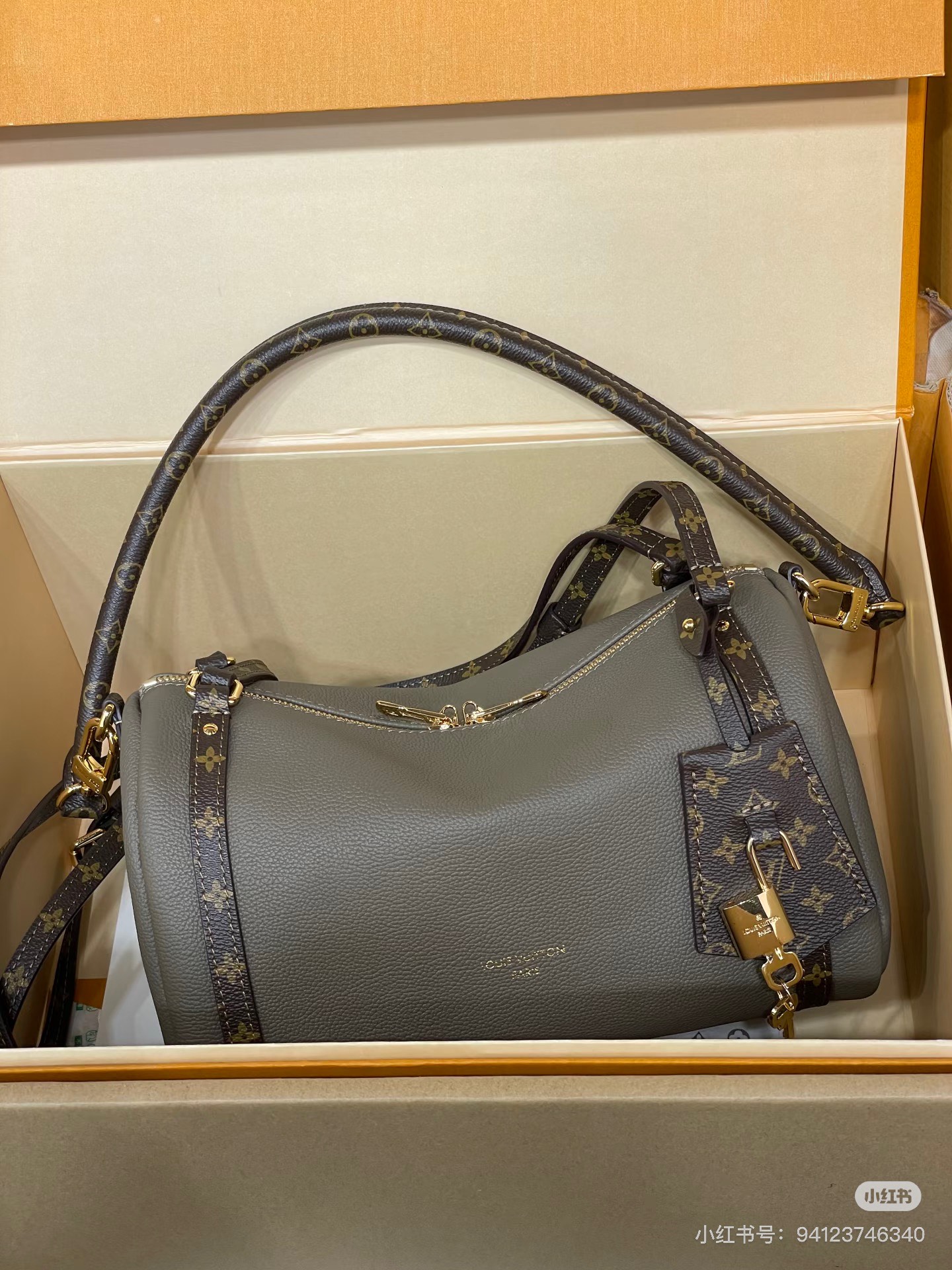 NO:395256,【EXPRESS Small Handbag】M26360 Smoke Green This Express small handbag is a city-friendly product. Its design is inspired by the brand's classic Keepall travel bag. It is carefully crafted from delicate cowhide leather, decorated with Monogram classic pattern edging and lining, and matched with metal parts, iconic key bags and padlocks, showing the essence of Louis Vuitton's travel tradition. The exquisite size can accommodate daily personal belongings, and switch to various back methods, which fits modern urban life. Size 17 x 13.5 x 26 cm (height x width x length), LV [top original list], louis vuitton, louis vuitton,cowhide19860909【EXPRESS 小号手袋】 M26360 烟灰绿 本款 Express 小号手袋堪称都市臻品,其设计灵感源自品牌经典 Keepall 旅行袋.选用细腻牛皮革精心打造,饰以 Monogram 经典花纹镶边与内衬,搭配金属件及标志性钥匙包与挂锁,尽显路易威登旅行传统的精髓.精巧尺寸恰能收纳日常随身物件,多种背法随心切换,契合现代都市生活. 尺寸17 x 13.5 x 26 厘米 (高 x 宽 x 长度),LV【顶级原单】,louis vuitton,louis vuitton,cowhide,Bag