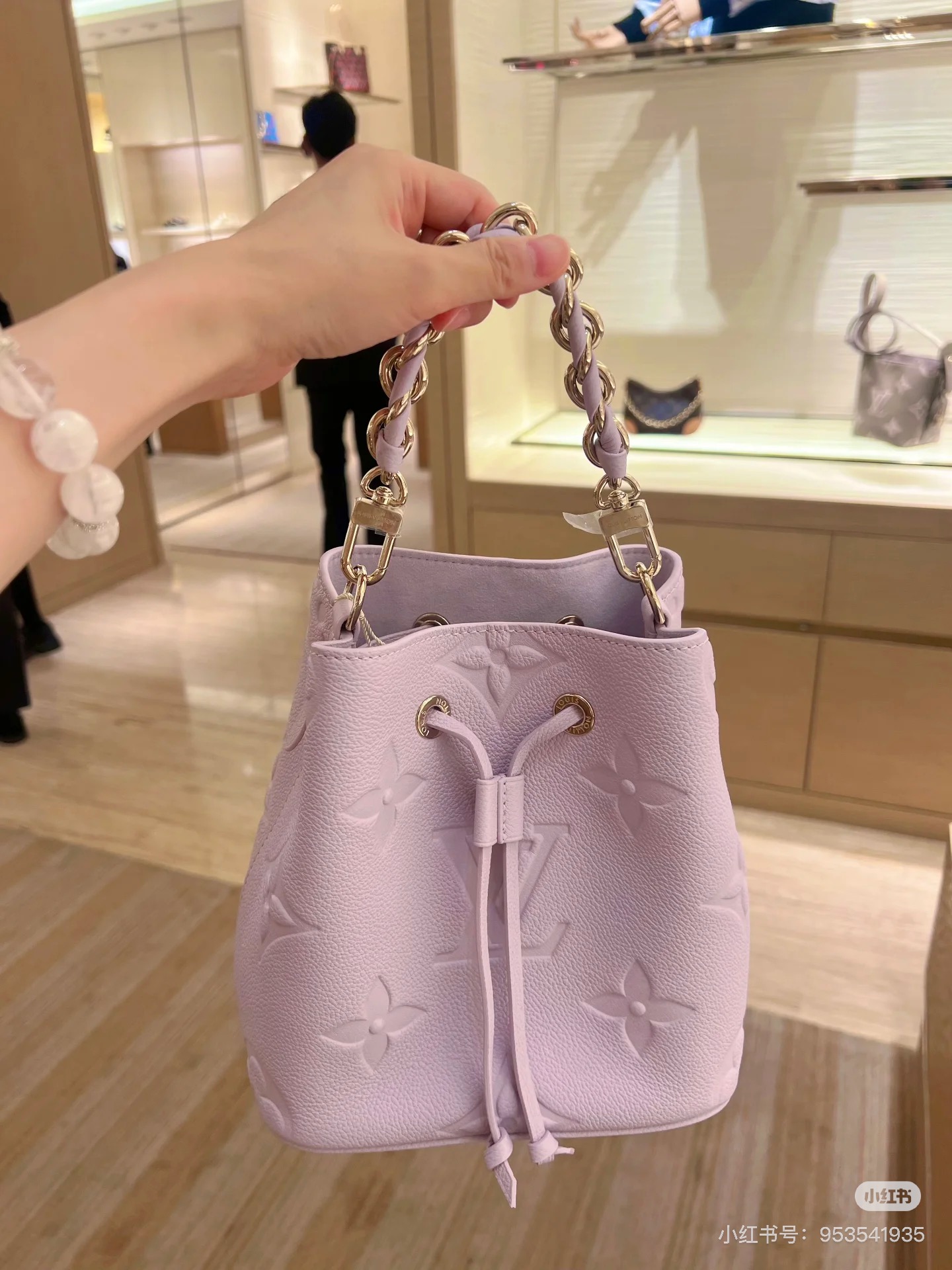 NO:558098,Top original single 163 transcoding chip model M25675 Dream Purple This Néonoé BB handbag joins the Dream series with an elegant style. The Monogram Empreinte leather is dipped in dreamy pastel tones, which contrast with the woven chain. The spacious configuration has an inner pocket, which can be flexibly switched between multiple carrying methods. 20.0 x 20.0 x 13.0 cm (length x height x width), LV [top original], louis  vuitton19860909顶级原单163变码芯片型号M25675梦幻紫 本款 Néonoé BB 手袋以清雅风姿加入 Dream 系列,为 Monogram Empreinte 皮革浸染梦幻粉彩色调,与编织链条相映成趣.宽敞构型设有内袋,可灵活切换多种背携方式.20.0 x 20.0 x 13.0 厘米 (长 x 高 x 宽),LV【顶级原单】,louis vuitton,Bag