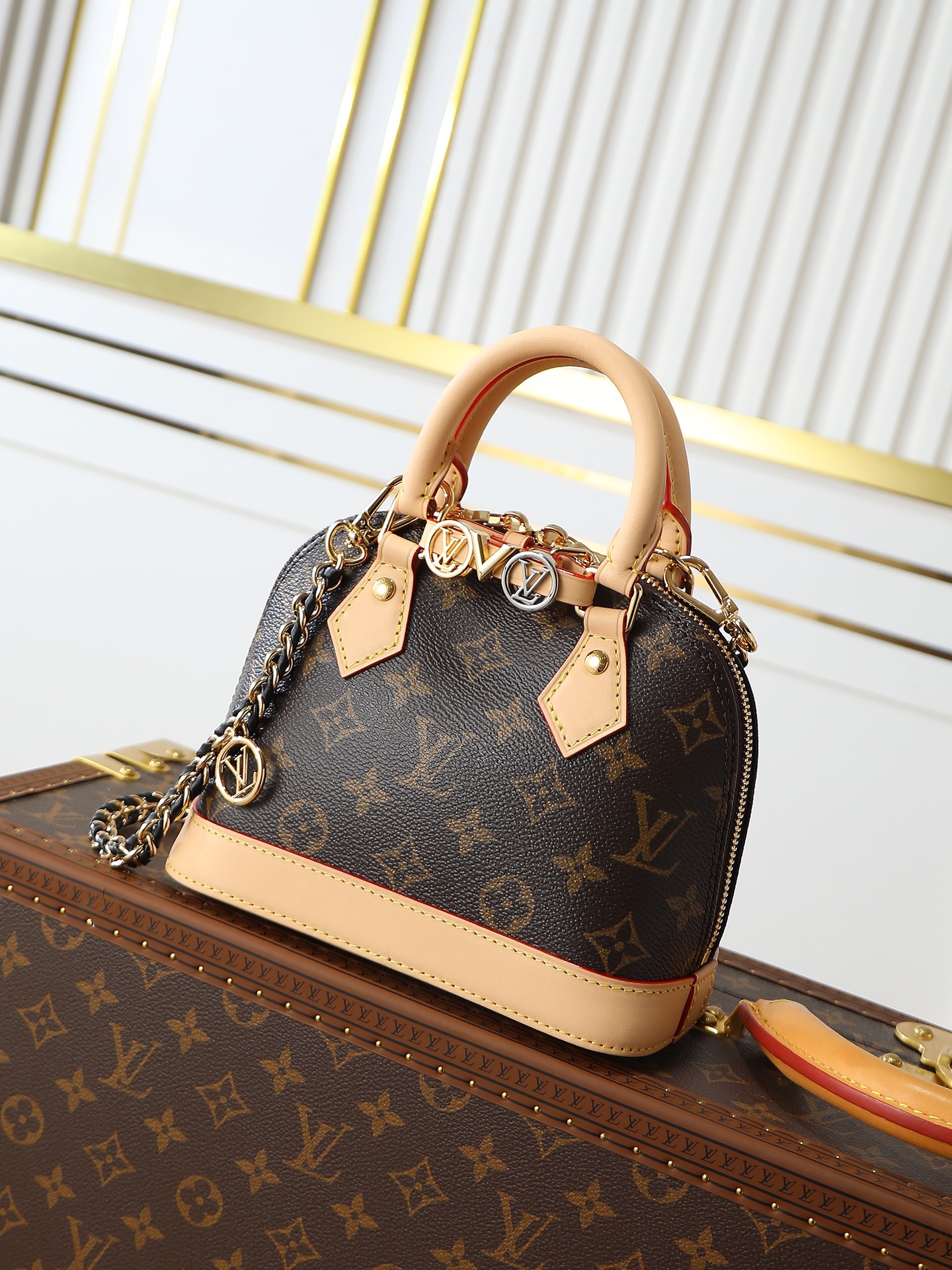 NO:395262,Top original, 163 variable code chip [M14339 presbyterian] Nano Alma handbag is a pocket version of Louis Vuitton's classic Alma handbag. This time it is made of Monogram-coated canvas. The compact configuration contains plenty of space and can easily store smartphones, keys, card clips, travel fragrances, etc. for travel. The handle and removable and adjustable shoulder straps enable multiple carrying methods. 18 x 12 x 8 cm (length x height x width), LV [top original], louis vuitton, louis vuitton19860909顶级原单,163变码芯片【M14339老花】Nano Alma 手袋是路易威登经典 Alma 手袋的袖珍版本,此次取材Monogram 涂层帆布.紧凑构型内含充裕空间,可轻松收纳智能手机、钥匙、卡夹、旅行香氛等随行所需.手柄和可拆卸并调节的肩带实现多种背携方式.18 x 12 x 8 cm(长度 x 高 x 宽),LV【顶级原单】,louis vuitton,louis vuitton,Bag