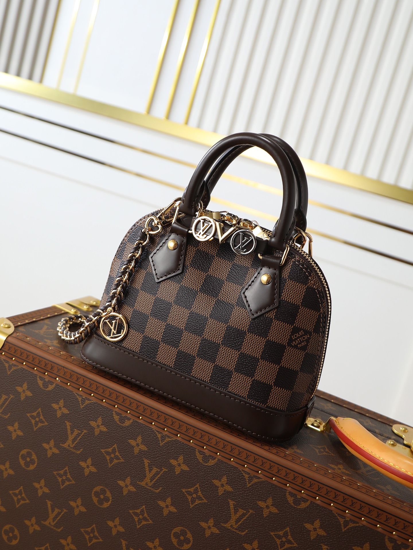 NO:395264,【163 Chip】Top Original List M00015 Coffee LV&I Series has launched this customizable kit featuring the iconic Alma in exclusive mini size. It aims to create a personalized handbag unique to the wearer, available in seven styles, and a range of colors and finishes to choose from. Next, choose a strap or chain before selecting add-ons such as mirrored brand or functional hairpins. Finally, three sliding pendants, from the iconic padlock to the colorful Vivienne mascot. Size 15x19.5x10 cm (Length x Height x Width), LV【Top Original List】, louis vuitton, hairpins19860909【163芯片】顶级原单 M00015啡格 LV&I系列推出了这款可定制的套件,以独家迷你尺寸的标志性Alma为特色.旨在打造佩戴者独有的个性化手提包,有七种款式可供选择,有一系列颜色和饰面可供选择.接下来,在选择附加组件（如镜面名牌或功能性发夹）之前,先选择表带或链条.最后,包括三个滑动式吊饰,从标志性的挂锁到五颜六色的Vivienne吉祥物. 尺寸15x19.5x10 cm（长x高x宽）,LV【顶级原单】,louis vuitton,hairpins,Bag