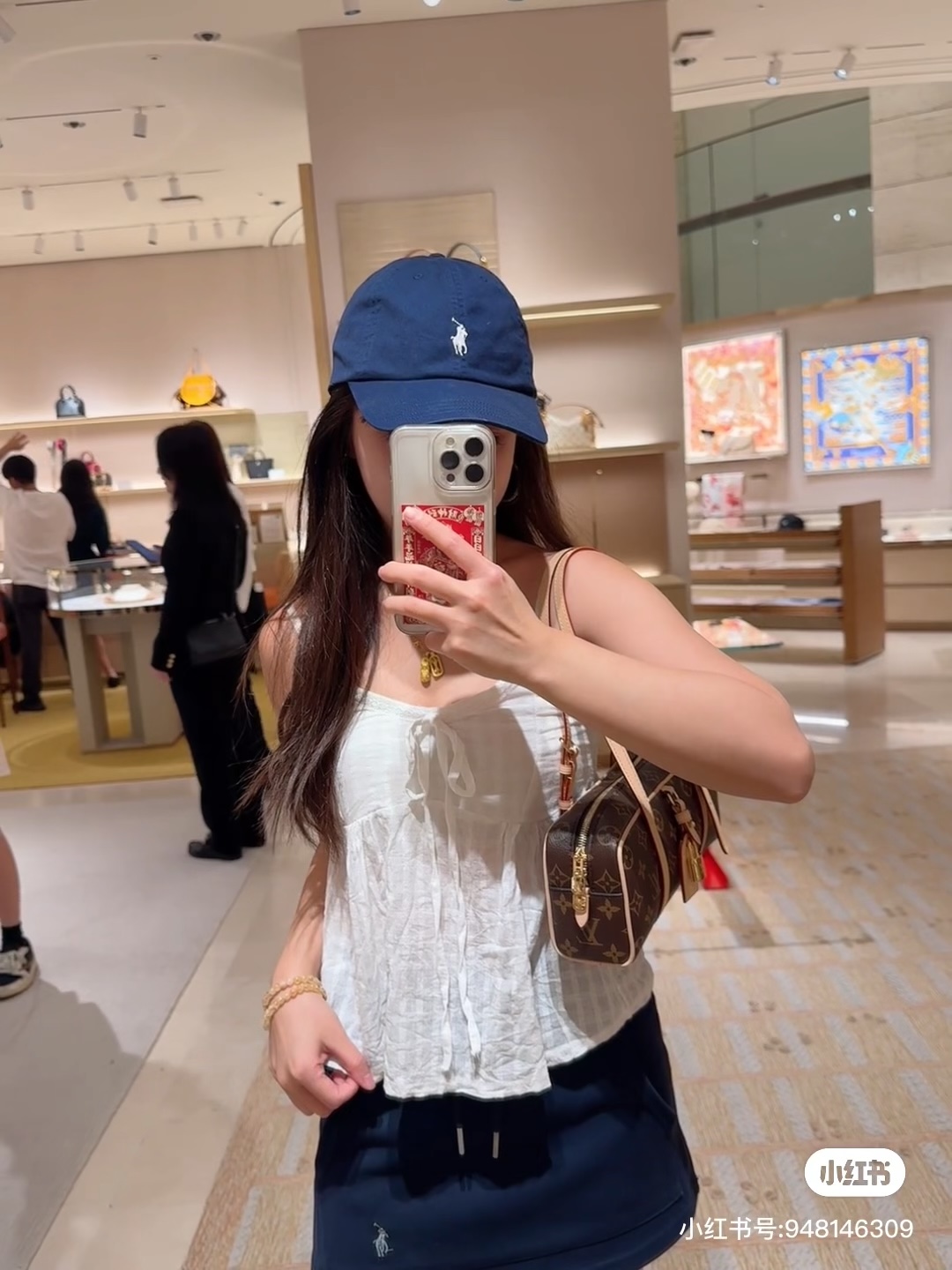 NO:406625,Top original single 163 variable code chip, exclusive real shot M47031 (163 chip) Louis Vuitton traces the classic design of the 1980s Cité handbag, which makes this Hang On handbag rich retro style. Monogram canvas and VVN trim shapes the modern bowling silhouette, padlocks and famous brands highlight the brand's brushstrokes. Zipper closure and adjustable shoulder straps enable flexible travel. Dimensions 11.5 x 6.5 x 26 cm (height x width x length), LV [top original single], louis vuitton, louis vuitton19860909顶级原单163变码芯片,独家实拍M47031（163芯片）路易威登回溯 1980 年代 Cité 手袋的经典设计,成就此款 Hang On 手袋的浓郁复古格调.Monogram 帆布和 VVN 饰边塑造现代保龄球包廓形,挂锁及名牌彰显品牌笔触.拉链开合和可调节肩带实现灵活出行.尺寸11.5 x 6.5 x 26 厘米 (高 x 宽 x 长度),LV【顶级原单】,louis vuitton,louis vuitton,Bag