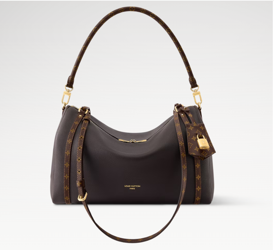 NO:395245,The top-level original single 163 variable-code chip version development model M26397 lychee pattern cowhide medium size, this season Express medium handbag is specially designed for modern women. This iconic design uses cowhide leather body with Monogram classic canvas trim. Monogram jacquard lining pays tribute to the brand's long-standing heritage, making it a good choice for urban life, and can switch a variety of backing methods at will. The finishing touch key bag and padlock add the finishing touch to the overall design. 24 x 18.5 x 36 cm (height x width x length), LV [top original single], louis vuitton, cowhide19860909顶级原单163变码芯片对版开发型号M26397荔枝纹牛皮中号,本季 Express 中号手袋专为现代女性匠心打造.本款标志性设计采用牛皮革包身搭配 Monogram 经典帆布饰边.Monogram 提花内衬致敬品牌悠久传承,成就都市生活佳选,可随心切换多种背法.点睛之笔的钥匙包与挂锁,为整体设计增添点睛精妙细节. 24 x 18.5 x 36厘米 (高 x 宽 x 长度),LV【顶级原单】,louis vuitton,cowhide,Bag