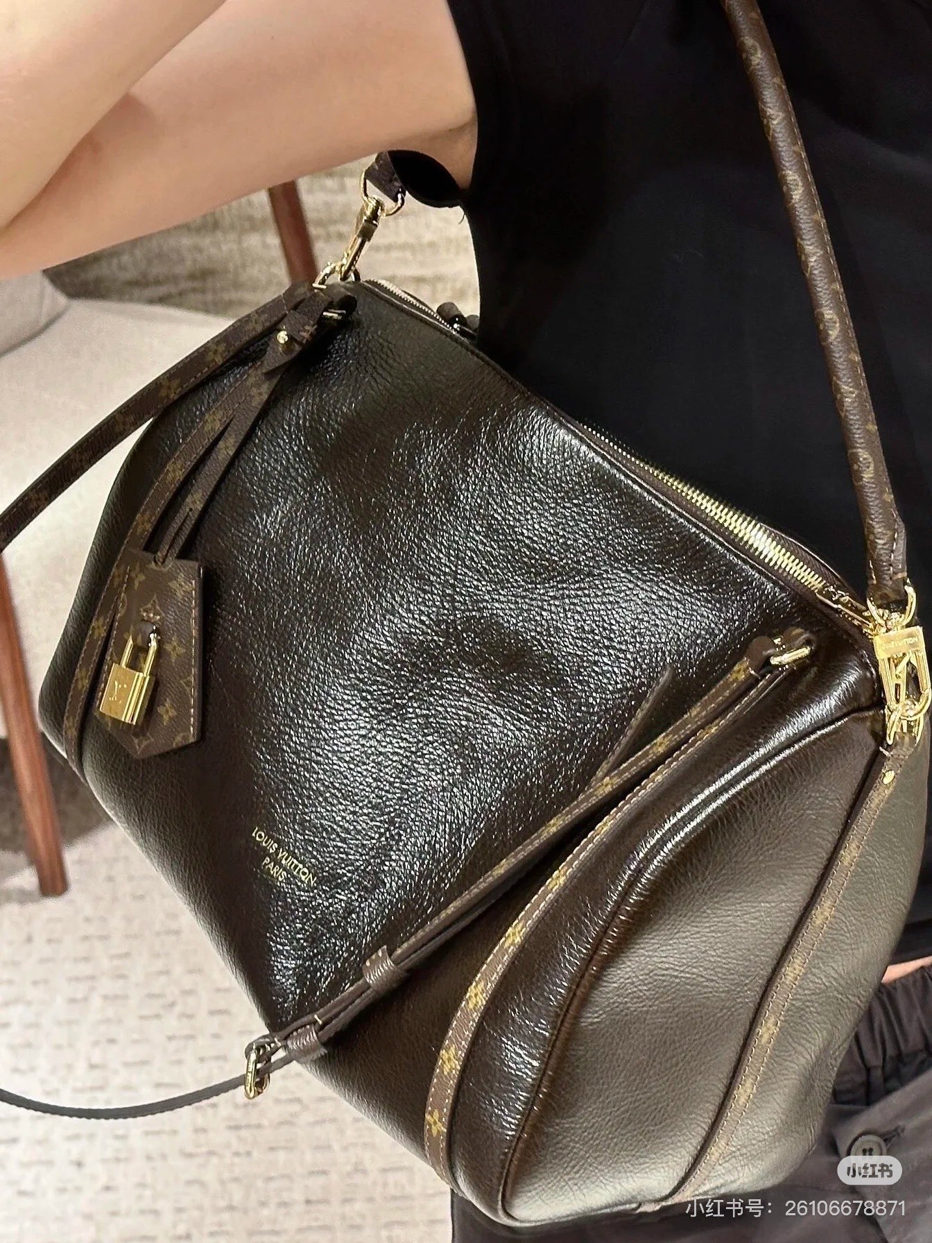 NO:395248,The top-level original single 163 variable code chip version development model M26359 oil wax leather medium size, this season Express medium handbag is specially designed for modern women. This iconic design uses cowhide leather with Monogram classic canvas trim. Monogram jacquard lining pays tribute to the brand's long-standing heritage, making it a good choice for urban life, and can switch a variety of backing methods at will. The finishing touch key bag and padlock add the finishing touch to the overall design. 24 x 18.5 x 36 cm (height x width x length), LV [top original single], louis vuitton, cowhide19860909顶级原单163变码芯片对版开发型号M26359油蜡皮中号,本季 Express 中号手袋专为现代女性匠心打造.本款标志性设计采用牛皮革包身搭配 Monogram 经典帆布饰边.Monogram 提花内衬致敬品牌悠久传承,成就都市生活佳选,可随心切换多种背法.点睛之笔的钥匙包与挂锁,为整体设计增添点睛精妙细节. 24 x 18.5 x 36厘米 (高 x 宽 x 长度),LV【顶级原单】,louis vuitton,cowhide,Bag