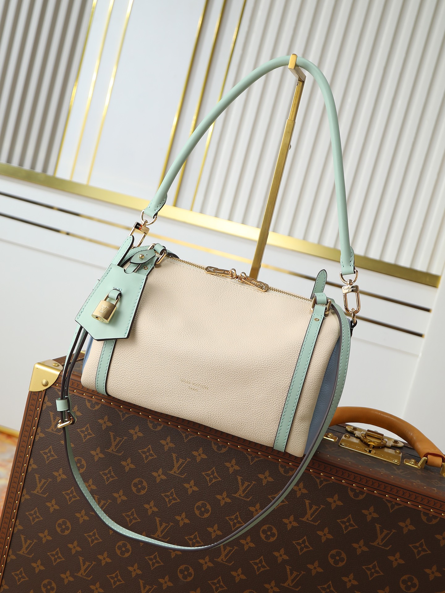 NO:701293,The top original model [M26095] Express PM small (163 chips) This Express small handbag can be called an urban luxury product. Its design is inspired by the brand’s classic Keepall travel bag. It is carefully made of fine cow leather and decorated with Monogram  Classic pattern edging and lining, paired with metal parts and iconic key cases and padlocks, show the essence of Louis Vuitton's travel tradition. The compact size can store daily belongings, and can be switched with multiple carrying methods to suit modern urban life. Size 17 x 13.5 x 26cm, LV [top original order], louis vuitton, louis vuitton, cowhide19860909顶级原单型号【M26095】Express PM 小号（163芯片）本款 Express 小号手袋堪称都市臻品,其设计灵感源自品牌经典 Keepall 旅行袋.选用细腻牛皮革精心打造,饰以 Monogram 经典花纹镶边与内衬,搭配金属件及标志性钥匙包与挂锁,尽显路易威登旅行传统的精髓.精巧尺寸恰能收纳日常随身物件,多种背法随心切换,契合现代都市生活.尺寸17 x 13.5 x 26cm,LV【顶级原单】,louis vuitton,louis vuitton,cowhide,Bag
