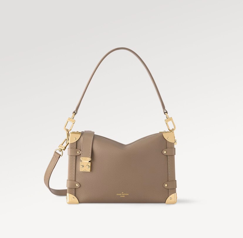 NO:558075,Top original order, 163 transcoding chip, M25072 gray, creative director Nicolas Ghesquière pays tribute to the brand's traditional hard box with this elegant Side Trunk medium handbag. The grained cow leather bag is decorated with smooth cow leather trim, S-lock buckle and metallic reinforced corners. The handle and adjustable shoulder strap are detachable, making it easy to hold, carry on the shoulder or cross-body. Dimensions 21.0 x 14.0 x  6.0 cm (length x height x width), LV [top quality original order], louis vuitton, cowhide19860909顶级原单,163变码芯片,M25072灰色 ,创意总监 Nicolas Ghesquière 以本款雅致 Side Trunk 中号手袋致意品牌传统硬箱.粒面牛皮革包身点缀光滑牛皮革饰边、S-lock 锁扣与金属质感加固包角.手柄与可调节肩带均可拆卸,方便手持、肩背或斜挎. 尺寸21.0 x 14.0 x 6.0 厘米 (长 x 高 x 宽),LV【顶级原单】,louis vuitton,cowhide,Bag