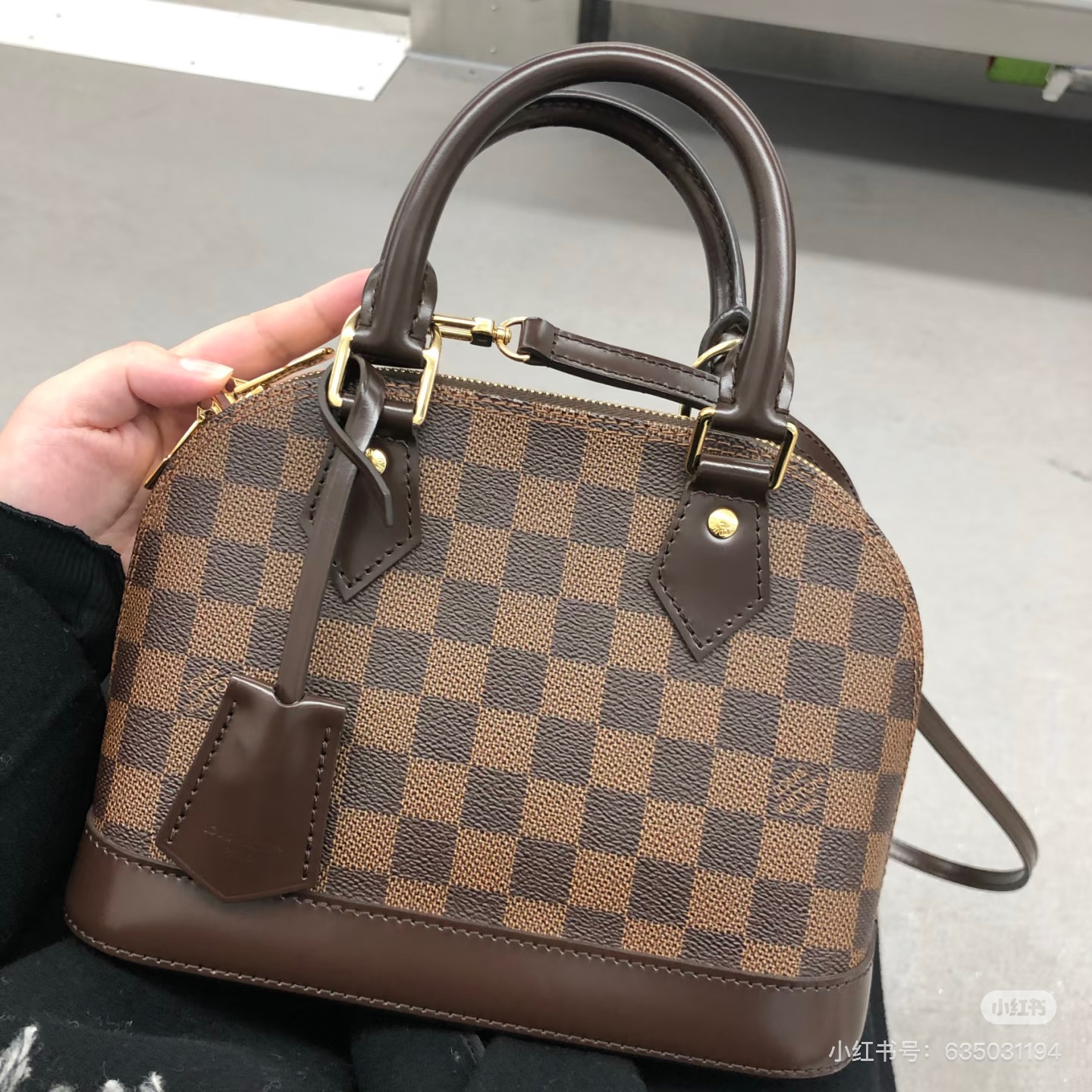 NO:581897,[Top original order, exclusive real shot] M53152 presbyopia N41221 brown shell bag, one of Louis Vuitton's iconic handbags with the most rigid design structure. Its prototype is a work designed by Gaston Vuitton and named after the Alma Bridge, which connects two adjacent fashionable districts in Paris. The iconic Monogram canvas gives it a classic temperament. Dimensions 25 x 19 x 12 cm (length x height x  wide), LV [top original order], louis vuitton, louis vuitton19860909【顶级原单 独家实拍】M53152老花 N41221啡格 贝壳包,路易威登标志性手袋中设计结构最为挺括的一,款.其原型是由加斯顿·威登设计并以Alma Bridge 为其命名的一款作品,此桥连接了巴黎相邻的两个时尚街区.标志性 Monogram 帆布赋予它经典气质.尺寸25 x 19 x 12 cm (长 x 高 x 宽),LV【顶级原单】,louis vuitton,louis vuitton,Bag