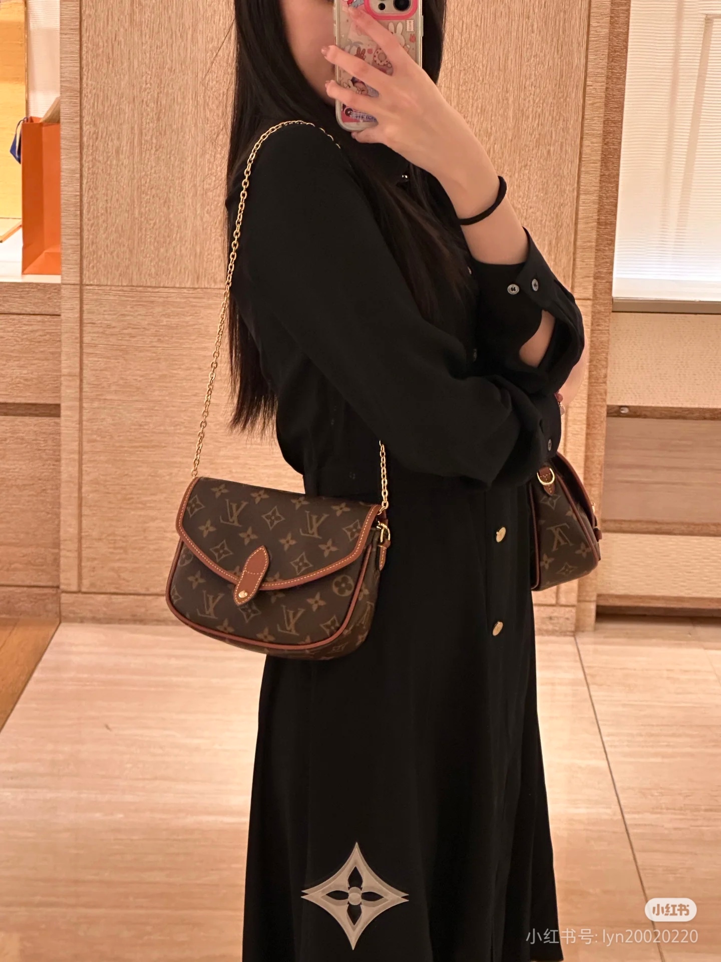 NO:406687,, Top-grade original single, variable code chip M26592 Gemini 2025 autumn and winter new Duo BB handbag with a new silhouette, blending unique design with modern style. This fun accessories reinterprets the classic shape of the Saumur handbag, using the brand's iconic Monogram canvas with contrasting cowhide trim and adjustable shoulder straps. It can be worn around the waist, two partitions are placed on both sides of the hips, and can also be separated into two independent handbags. The metal parts add a more refined texture. 14 x 6 x 19 cm (height x width x length), LV [top-grade original single], louis vuitton,cowhide19860909,顶级原单,变码芯片M26592双子星 2025 秋冬新款 Duo BB 手袋以焕然一新的廓形,将别致设计与现代风格融合.本款趣味配饰重新演绎了 Saumur 手袋的经典造型,采用品牌标志性 Monogram 帆布搭配对比色牛皮革饰边,配以可调节肩带.它既可环绕腰间佩戴,两个隔层分置胯部两侧,亦可拆分为两个独立手袋.金属件更添精致质感. 14 x 6 x 19 厘米 (高 x 宽 x 长度),LV【顶级原单】,louis vuitton,cowhide,Bag