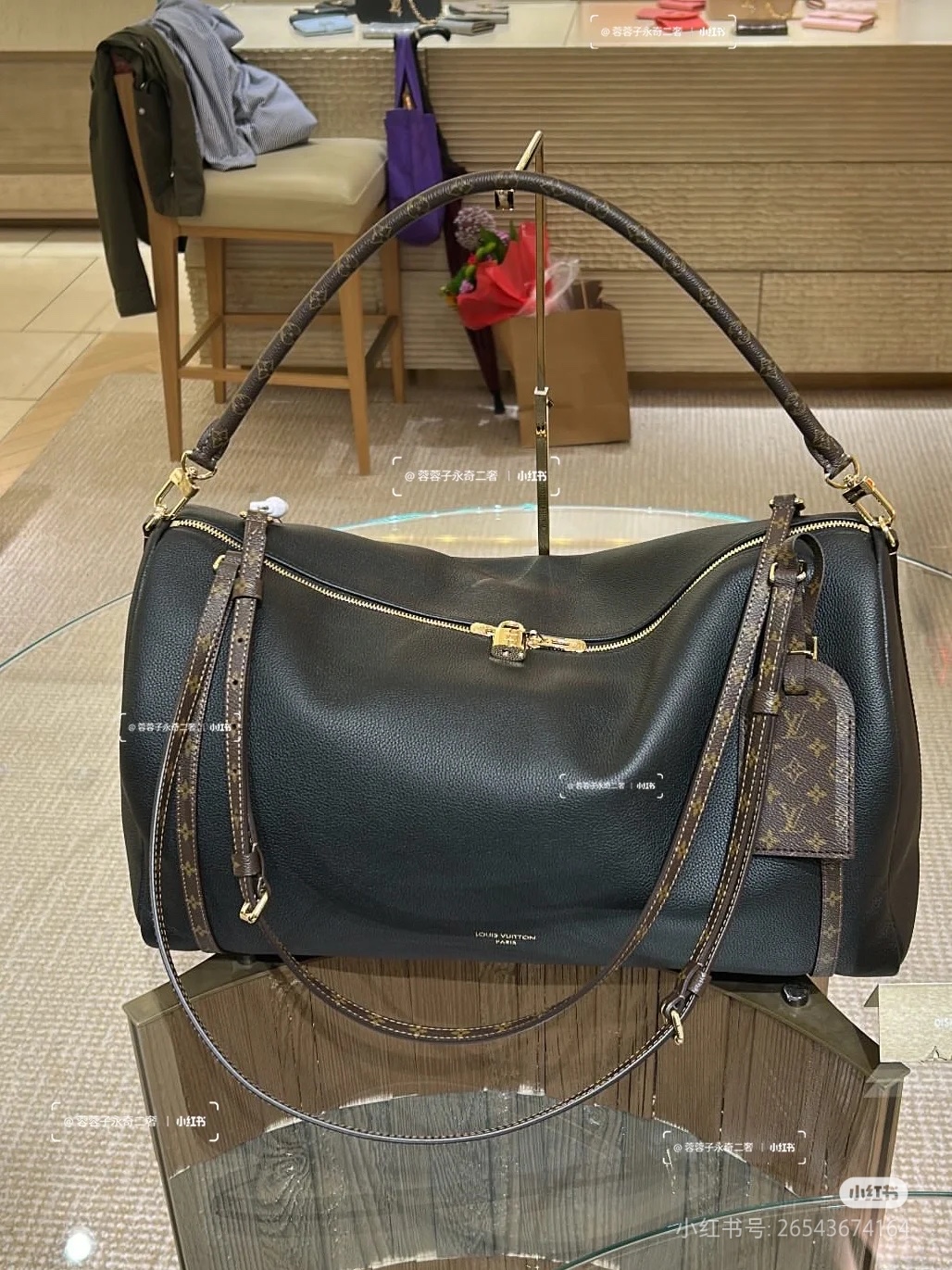 NO:395239,The top-grade original single 163c01 chip M26037 black Express Travel large handbag injects gentle atmosphere into the classic Keepall handbag, demonstrating Nicolas Ghesquière's keen insight into the rhythm of urban travel. The fine-grained cowhide leather body is equipped with Monogram canvas elements, the soft configuration includes plenty of space, the adjustable handle and the removable roller-pressed leather handle for flexible carrying. 20 x 27x45 cm (height x width x length), LV [top-grade original single], louis vuitton, cowhide19860909顶级原单163c01芯片M26037黑色Express Travel大号手袋为经典Keepall手袋注入温婉气息,彰显Nicolas Ghesquière对都市旅行节奏的敏锐洞察.细粒面牛皮革包身配有Monogram 帆布元素,柔软构型囊括充裕空间,可调节手柄和可拆卸辊压皮革手柄实现灵活背携. 20 x 27x45 厘米(高x宽x长度),LV【顶级原单】,louis vuitton,cowhide,Bag