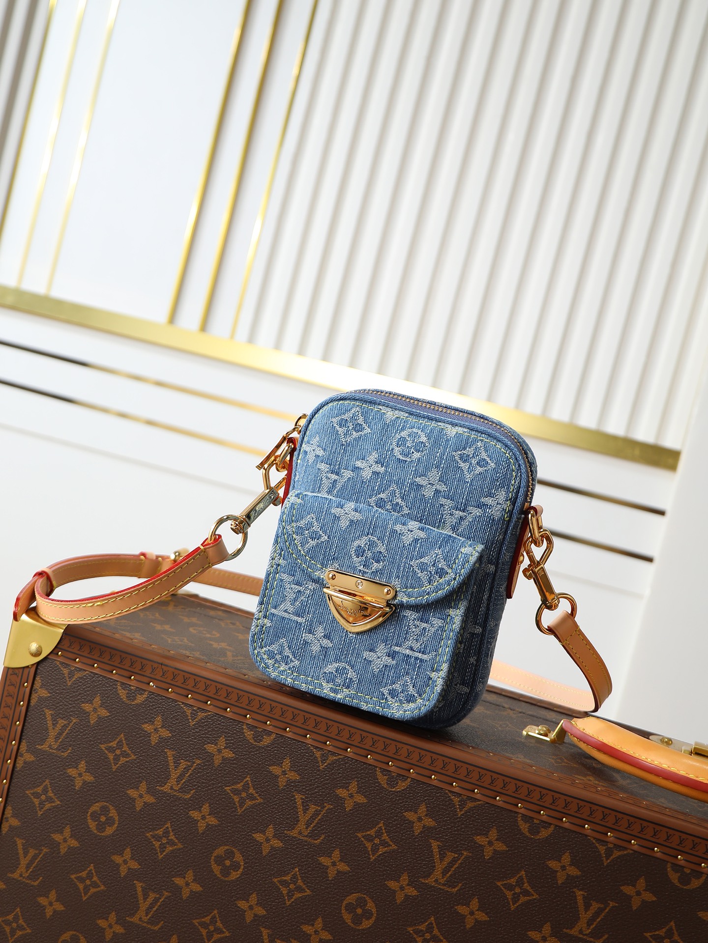 NO:639957,[Top original item, unique home photo] M82948 Fairfax chette is made of stone-washed Monogram denim and comes with a removable natural leather shoulder strap. In addition to the main zipper compartment, there is a small front pocket that can be closed with House's eye-catching folding lock. The Fairfax chette is just enough space to hold an Ione, a card holder, lipstick and keys. 14 x 18 x 2.7 cm, LV [Top original item], louis vuitton19860909【顶级原单,独实家拍】M82948 Fairfax chette是由石头洗涤的Monogram牛仔布制成的,配有可拆卸的天然皮革肩带.除了主拉链隔层外,正面还有一个小口袋,可以用House 醒目的折叠锁关闭.Fairfax chette的空间刚好够放一部ione、一个卡套、口红和钥匙.14 x 18 x 2.7厘米,LV【顶级原单】,louis vuitton,Bag