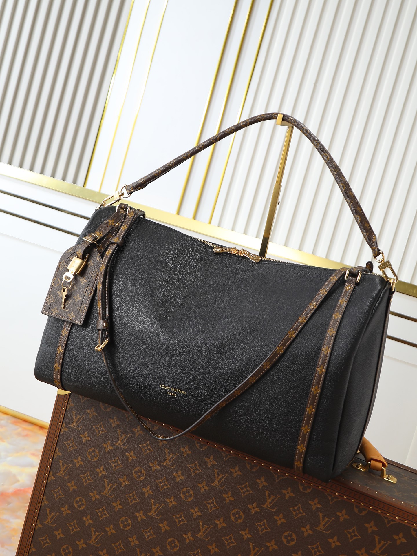 NO:688401,The top-quality original 163c01 chip M26037 black Express Travel large handbag injects elegance into the classic Keepall handbag, highlighting Nicolas Ghesquière's keen insight into the rhythm of urban travel. The fine-grained cow leather bag is equipped with Monogram canvas elements, and the soft structure includes ample space. The adjustable handle and detachable rolled leather handle allow for flexible carrying. 20 x 27x45  Centimeter (height x width x length), LV [top original order], louis vuitton, cowhide19860909顶级原单163c01芯片M26037黑色Express Travel大号手袋为经典Keepall手袋注入温婉气息,彰显Nicolas Ghesquière对都市旅行节奏的敏锐洞察.细粒面牛皮革包身配有Monogram 帆布元素,柔软构型囊括充裕空间,可调节手柄和可拆卸辊压皮革手柄实现灵活背携. 20 x 27x45 厘米(高x宽x长度),LV【顶级原单】,louis vuitton,cowhide,Bag