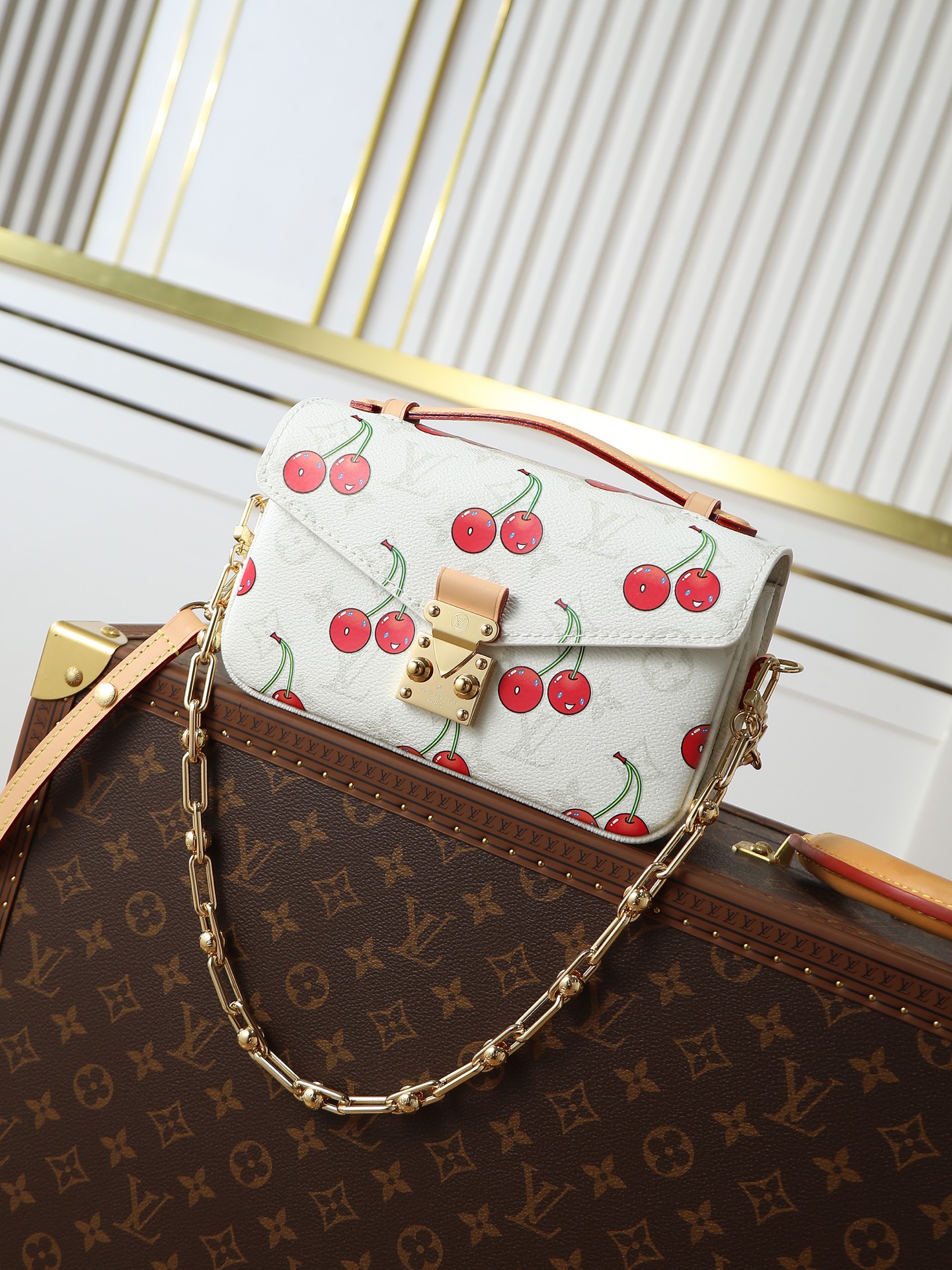 NO:773358,Pattern printing process (163 transcoding chip) model number M14231, this Pochette Métis East West handbag is from the Louis Vuitton x Takashi Murakami series. The Monogram coated canvas is dip-dyed with soft tones of the new season, contrasting with the sweet cherry pattern painted by the artist. The Yingze S-lock lock brightens the overall design. The exquisite structure has multiple compartments inside.  An elegant choice for daily travel, size 21.5x13.5x6cm, LV [top quality original order], louis vuitton, louis vuitton19860909对版贴印工艺（163变码芯片）型号M14231,本款 Pochette Métis East West 手袋出自路易威登 x 村上隆系列 为 Monogram 涂层帆布浸染新季柔和色调 与艺术家笔下的甜美樱桃图案相映成趣 莹泽 S-lock 锁扣点亮整体设计 精巧构型内设多重隔层 成就日常出行的优雅之选,尺寸21.5x13.5x6cm,LV【顶级原单】,louis vuitton,louis vuitton,Bag