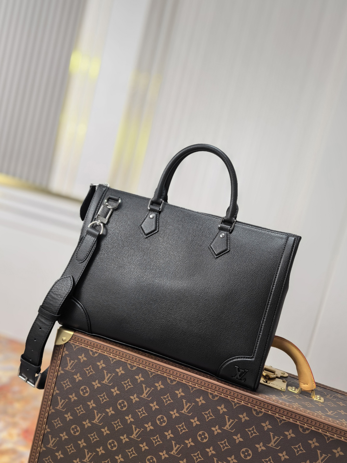 NO:602595,Top-grade original all-steel hardware. 163C01 transcoding chip, model: M30810. The new Slim briefcase is made of Taga cowhide with fine texture, injecting a trendy style into the classic design. The reinforced corners are in line with the traditional hard case, the metal LV logo is the finishing touch, and it is equipped with an adjustable shoulder strap and a dedicated laptop compartment. Taga cowhide, cowhide trim, fabric lining, metal parts, LV  Logo-reinforced corners One-zip closure One-size main compartment One-padded laptop compartment One removable, adjustable shoulder strap!  !  ; Size: 40x29x4CM., LV [top original order], louis vuitton, cowhide19860909顶级原单全钢五金.163C01变码芯片,型号:M30810,全新 Slim 公文包取材纹理细腻的 Taga 牛皮,为经典设计注入潮流风尚.加固边角与传统硬箱一脉相承,金属 LV 标识点睛细节,配有可调节肩带和专用笔记本电脑隔层.Taga 牛皮一牛皮饰边一织物内衬一金属件一 LV 标识加固边角一拉链封口一大号主隔层一加衬笔记本电脑隔层一可拆卸,可调节肩带！！；尺寸:40x29x4CM.,LV【顶级原单】,louis vuitton,cowhide,Bag