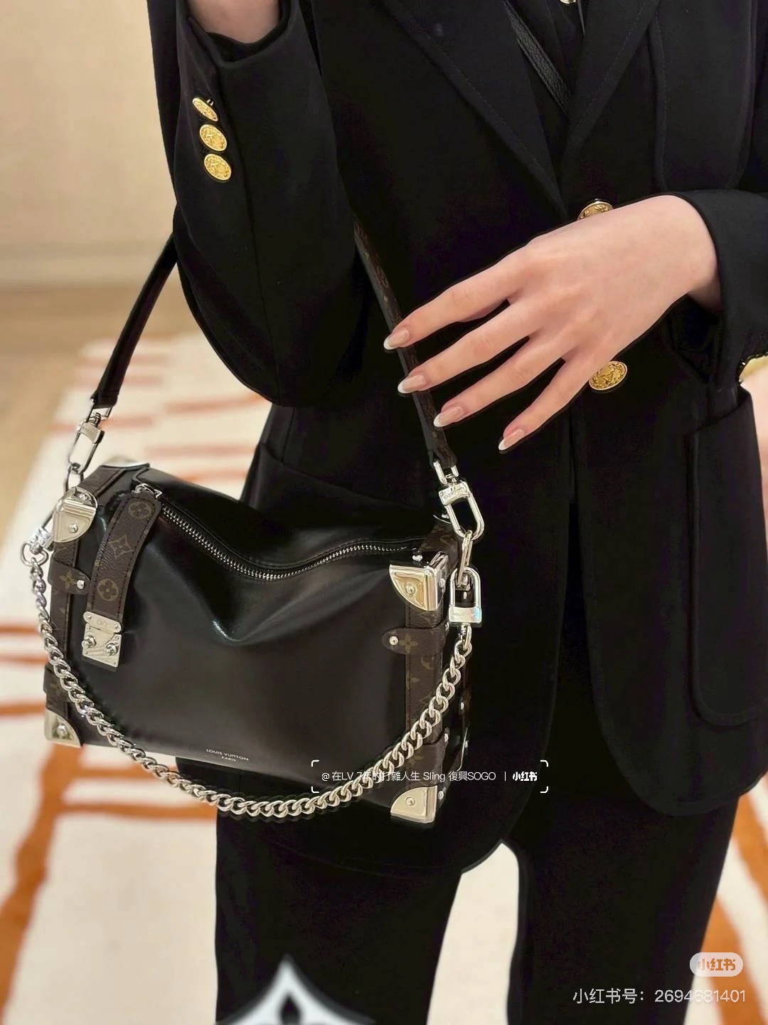 NO:558070,[Top original order, exclusive real shot] M15195 black full leather chain bag soft box. This Side Trunk Vibe handbag reshapes the brand's classic Side Trunk box silhouette with an avant-garde design, which is inspired by Louis Vuitton's traditional suitcase. It is made of smooth and shiny Vibe textured cow leather, decorated with a leather-covered rivet frame and metal S-lock  Lock buckle, full of rock style. Thanks to the multiple designs of detachable chain, detachable leather handle and adjustable leather shoulder strap, it provides a variety of carrying options. 16 x 8.5 x 23.5 cm (height x width x length), LV [top original], louis vuitton, louis vuitton, cowhide19860909【顶级原单 独家实拍】M15195黑色 全皮链条包软盒子 本款 Side Trunk Vibe 手袋以前卫设计重塑品牌经典 Side Trunk 箱型轮廓,其灵感源自路易威登传统旅行箱.采用光滑亮面 Vibe 质感牛皮革打造,饰以皮革包覆的铆钉框架与金属 S-lock 锁扣,尽显摇滚型格.得益于可拆卸链条、可拆卸皮革提手及可调节皮质肩带的多重设计,提供丰富背携选择.16 x 8.5 x 23.5 厘米(高 x 宽 x 长度),LV【顶级原单】,louis vuitton,louis vuitton,cowhide,Bag