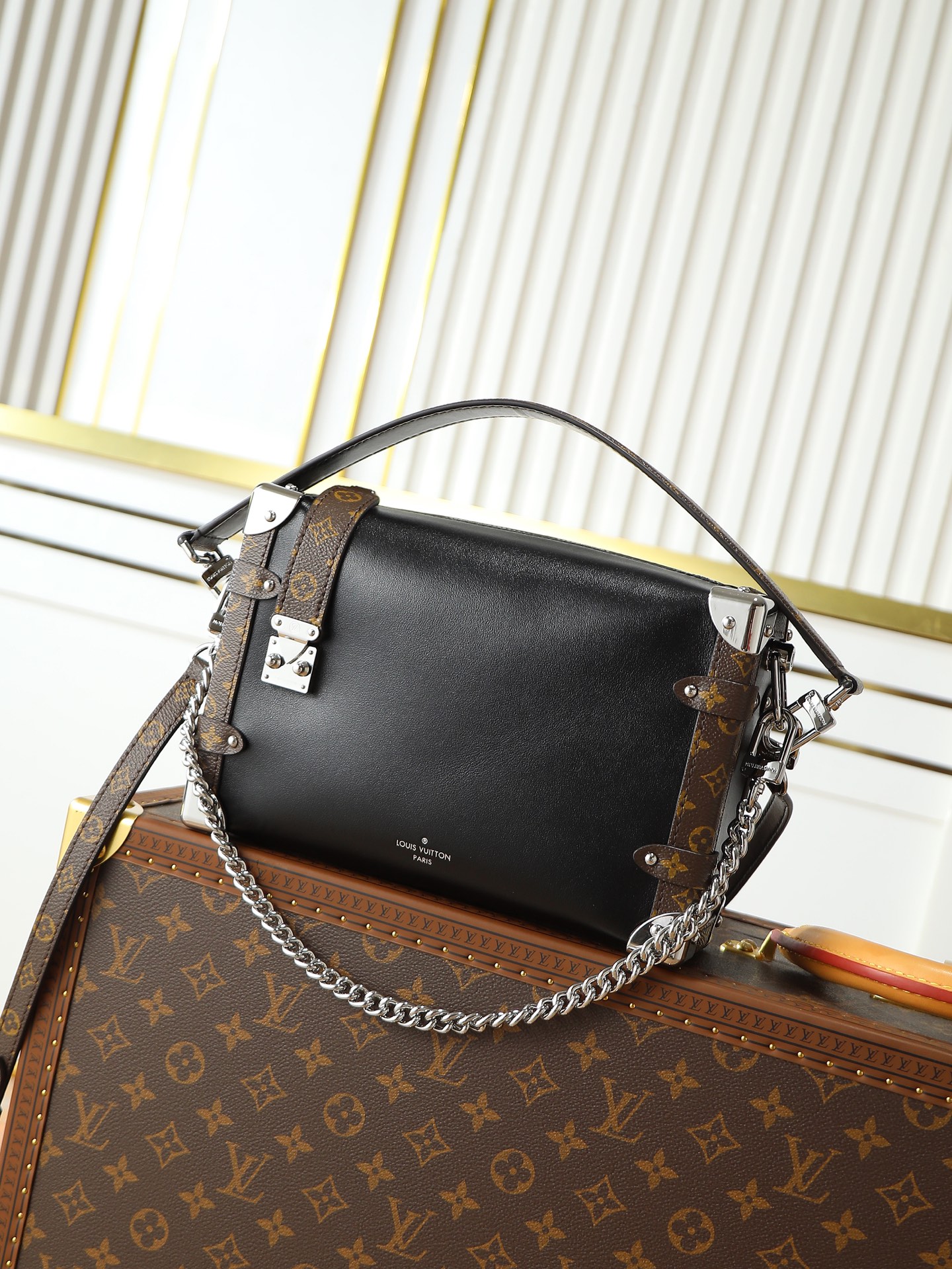 NO:558097,[Top original order, 163 transcoding chip] M15195 black full leather chain bag soft box This Side Trunk Vibe handbag reshapes the brand's classic Side Trunk box silhouette with an avant-garde design, which is inspired by Louis Vuitton's traditional travel suitcase. It is made of smooth and shiny Vibe textured cow leather, decorated with a leather-covered rivet frame and metal S-lock  Lock buckle, full of rock style. Thanks to the multiple designs of detachable chain, detachable leather handle and adjustable leather shoulder strap, it provides a variety of carrying options. 16 x 8.5 x 23.5 cm (height x width x length), LV [top original], louis vuitton, louis vuitton, cowhide19860909【顶级原单,163变码芯片】M15195黑色 全皮链条包软盒子 本款 Side Trunk Vibe 手袋以前卫设计重塑品牌经典 Side Trunk 箱型轮廓,其灵感源自路易威登传统旅行箱.采用光滑亮面 Vibe 质感牛皮革打造,饰以皮革包覆的铆钉框架与金属 S-lock 锁扣,尽显摇滚型格.得益于可拆卸链条、可拆卸皮革提手及可调节皮质肩带的多重设计,提供丰富背携选择.16 x 8.5 x 23.5 厘米(高 x 宽 x 长度),LV【顶级原单】,louis vuitton,louis vuitton,cowhide,Bag