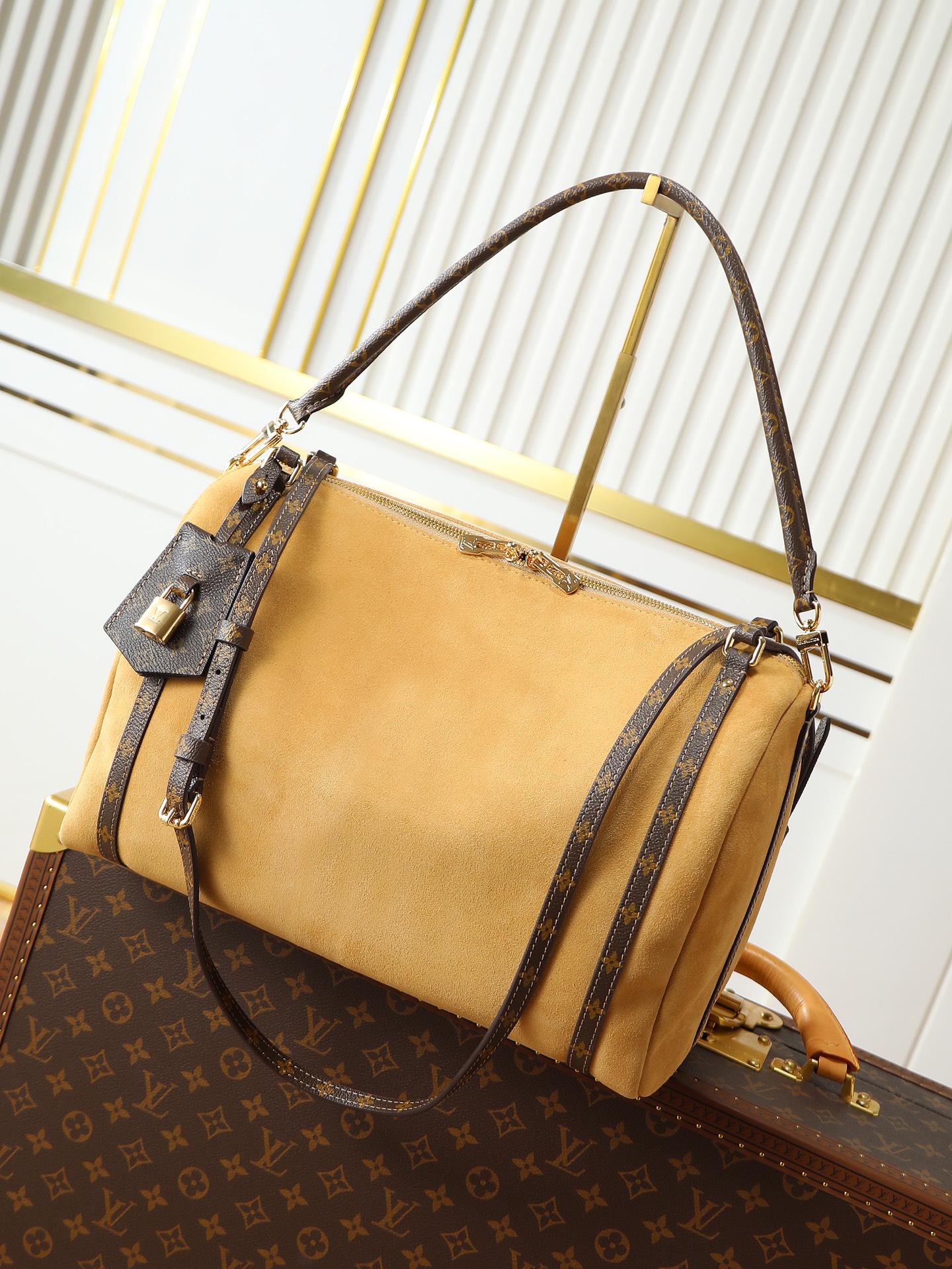 NO:395255,The same model as Ouyang Nana, top-grade original, 163 variable code chip, model M26358 khaki, this Express medium-sized handbag is made of soft cowhide leather, which is easy to match with various urban styles. The design inspiration is from the classic Keepall handbag, which draws the essence from the Louis Vuitton archive, and matches Monogram trim and lining to meet the fast-paced life needs of modern urban people. The iconic key bag and padlock decoration give a variety of carrying methods. 24 x 18.5 x 36 cm (height x width x length), LV [top-grade original], louis vuitton, louis vuitton, cowhide19860909欧阳娜娜同款,顶级原单,163变码芯片,型号M26358卡其,本款 Express 中号手袋选用柔软牛皮革,轻松搭配各类都市造型.设计灵感源自经典 Keepall 手袋,从路易威登档案库中汲取精髓,搭配 Monogram 饰边与内衬,满足现代都市人的快节奏生活需求.标志性钥匙包与挂锁装饰,赋予多种携带方式. 24 x 18.5 x 36 厘米 (高 x 宽 x 长度),LV【顶级原单】,louis vuitton,louis vuitton,cowhide,Bag