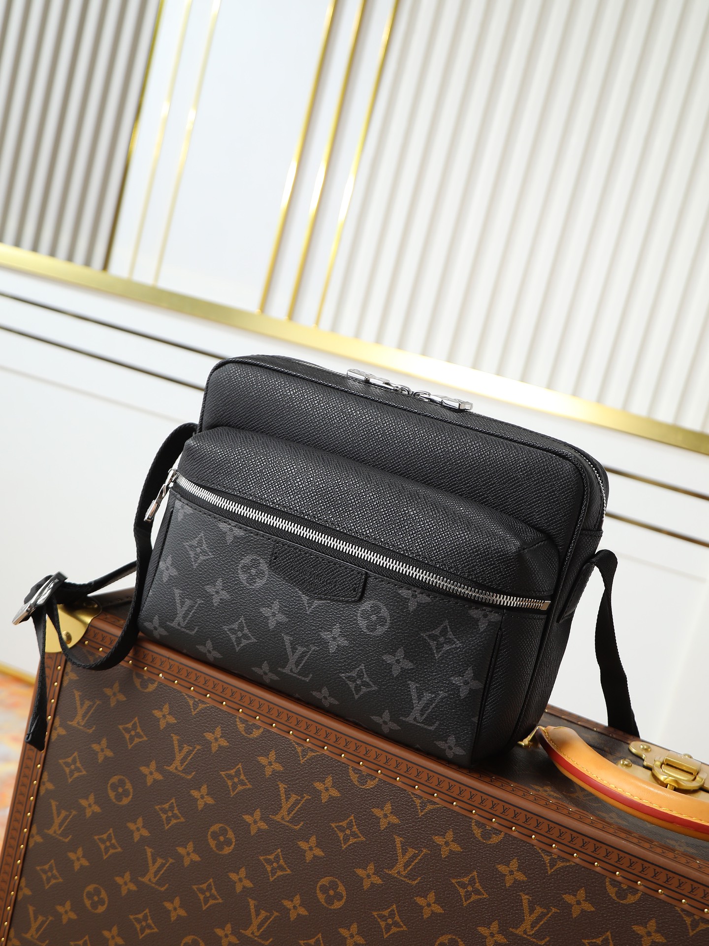 NO:395236,Top original single, exclusive real shot, 163 variable code chip, M30233 M30242 outdoor postman bag Louis Vuitton welcomes spring and summer with the blend of taga leather and monogram canvas, applying harmonious colors to the bold design of outdoor messenger bag. The silver zipper on the front is painted with exquisite details, and adjustable shoulder straps to create an easy carrying experience. 26.0x 20.0x 10.5 cm (Length x Height x Width), LV [Top original single], louis vuitton, louis vuitton19860909顶级原单 独家实拍,163变码芯片,M30233 M30242 outdoor 邮差包 路易威登以 taga 皮革与 monogram 帆布的交融迎接春夏,为 outdoor 信使包的大胆设计涂抹和谐色彩.正面的银色拉链与金属件绘上精致细节,可调节肩带打造轻松背携体验.26.0x 20.0x 10.5 cm (长x 高x 宽),LV【顶级原单】,louis vuitton,louis vuitton,Bag