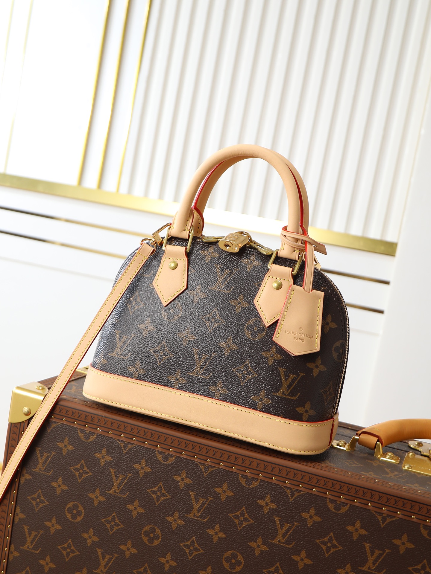 NO:395266,[Top original single, exclusive real shot] M53152 presbyterian N41221 coffee garland, one of the most designed and structured Louis Vuitton's iconic handbags. Its prototype is a work designed by Gaston Vuitton and named after Alma Bridge. This bridge connects two adjacent fashion blocks in Paris. The iconic Monogram canvas gives it a classic temperament. Size 25 x 19 x 12 cm (Length x Height x Width), LV [Top original single], louis vuitton, louis vuitton19860909【顶级原单 独家实拍】M53152老花 N41221啡格 路易威登标志性手袋中设计结构最为挺括的一,款.其原型是由加斯顿·威登设计并以Alma Bridge 为其命名的一款作品,此桥连接了巴黎相邻的两个时尚街区.标志性 Monogram 帆布赋予它经典气质.尺寸25 x 19 x 12 cm (长 x 高 x 宽),LV【顶级原单】,louis vuitton,louis vuitton,Bag